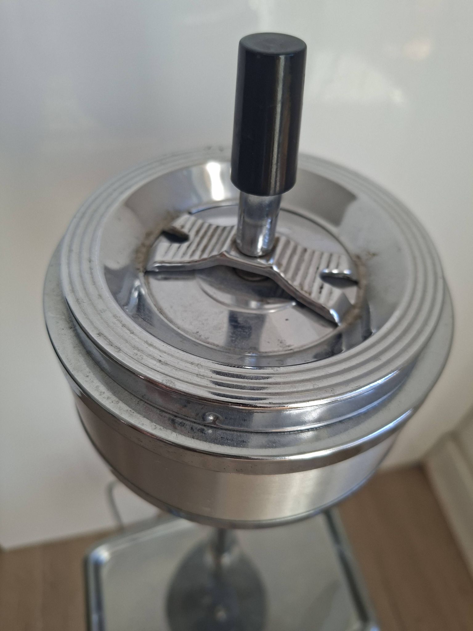 Cendrier sur pied vintage métal chromé, plateau intégré