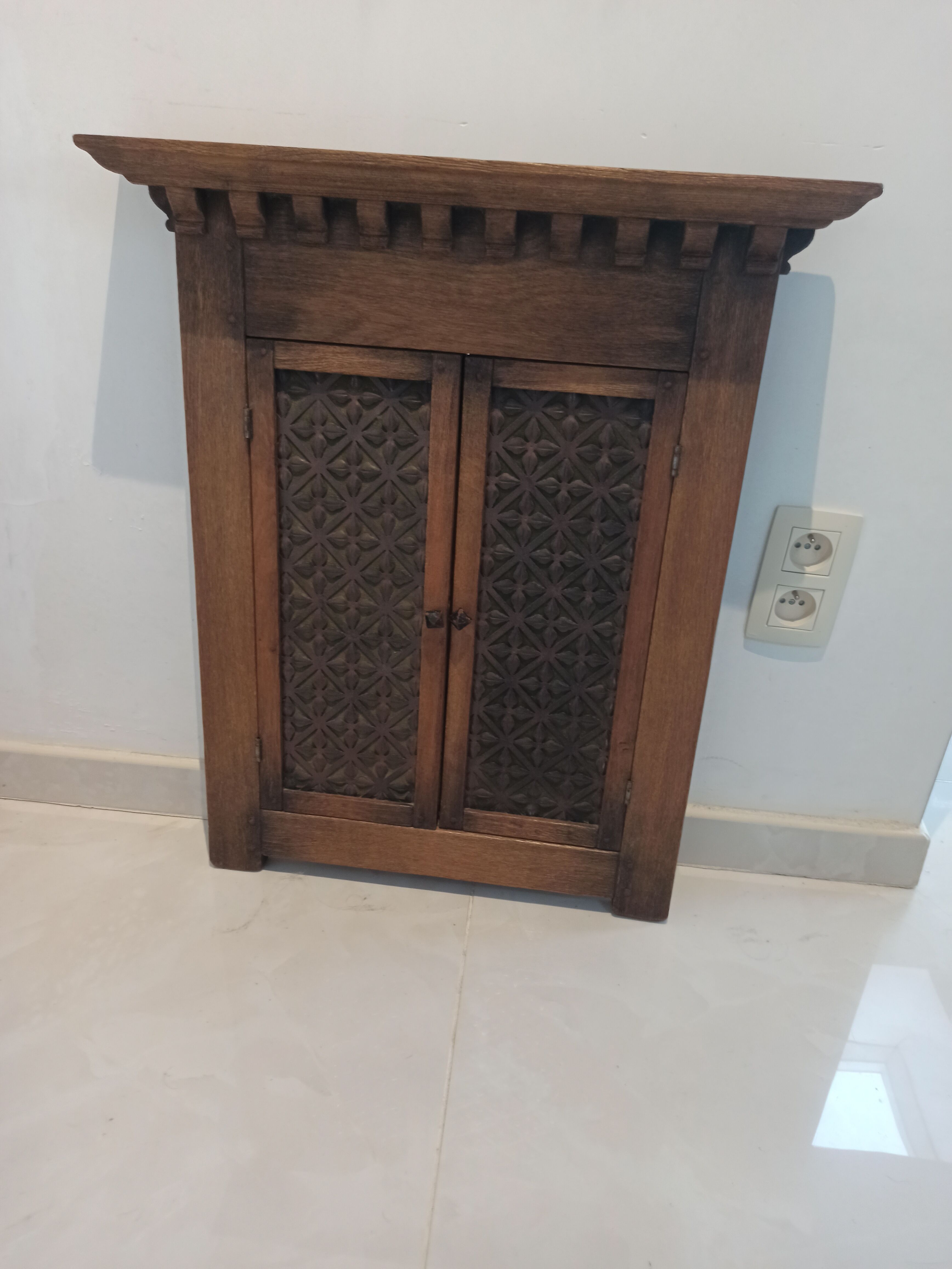Trypic mirror, with tablet. Velvet and openwork metal braces