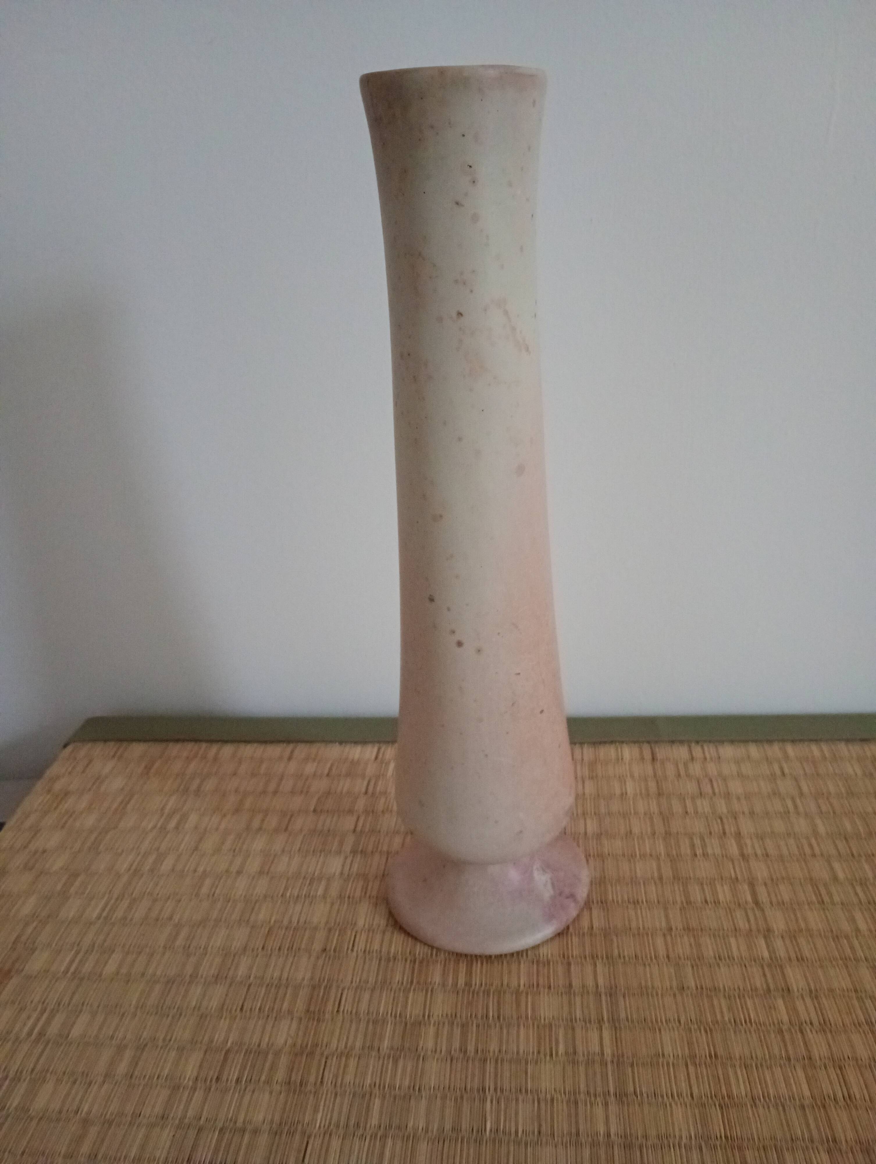 Vase haut en pierre sculptée rose-beige