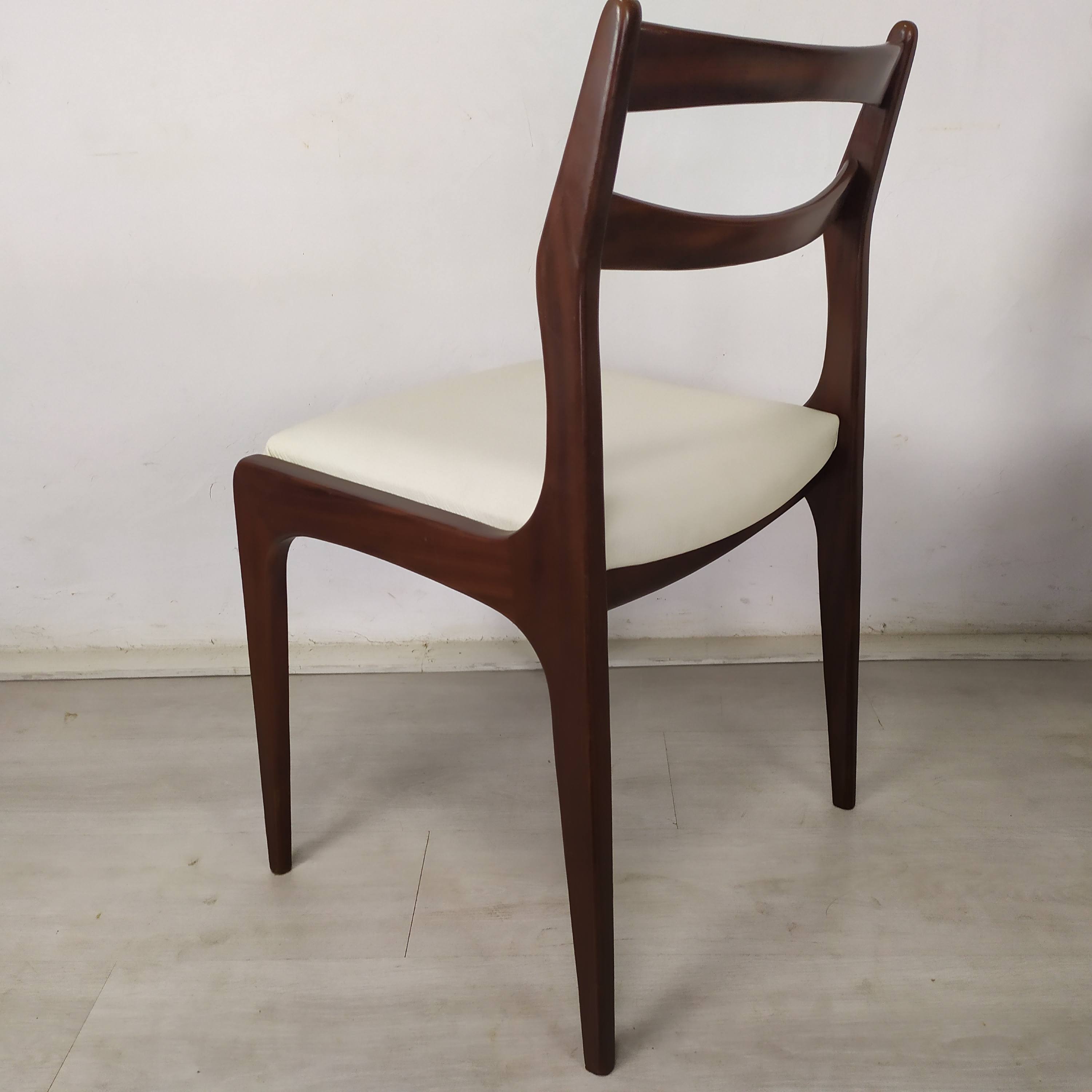6 white leather Scandinavian chairs
