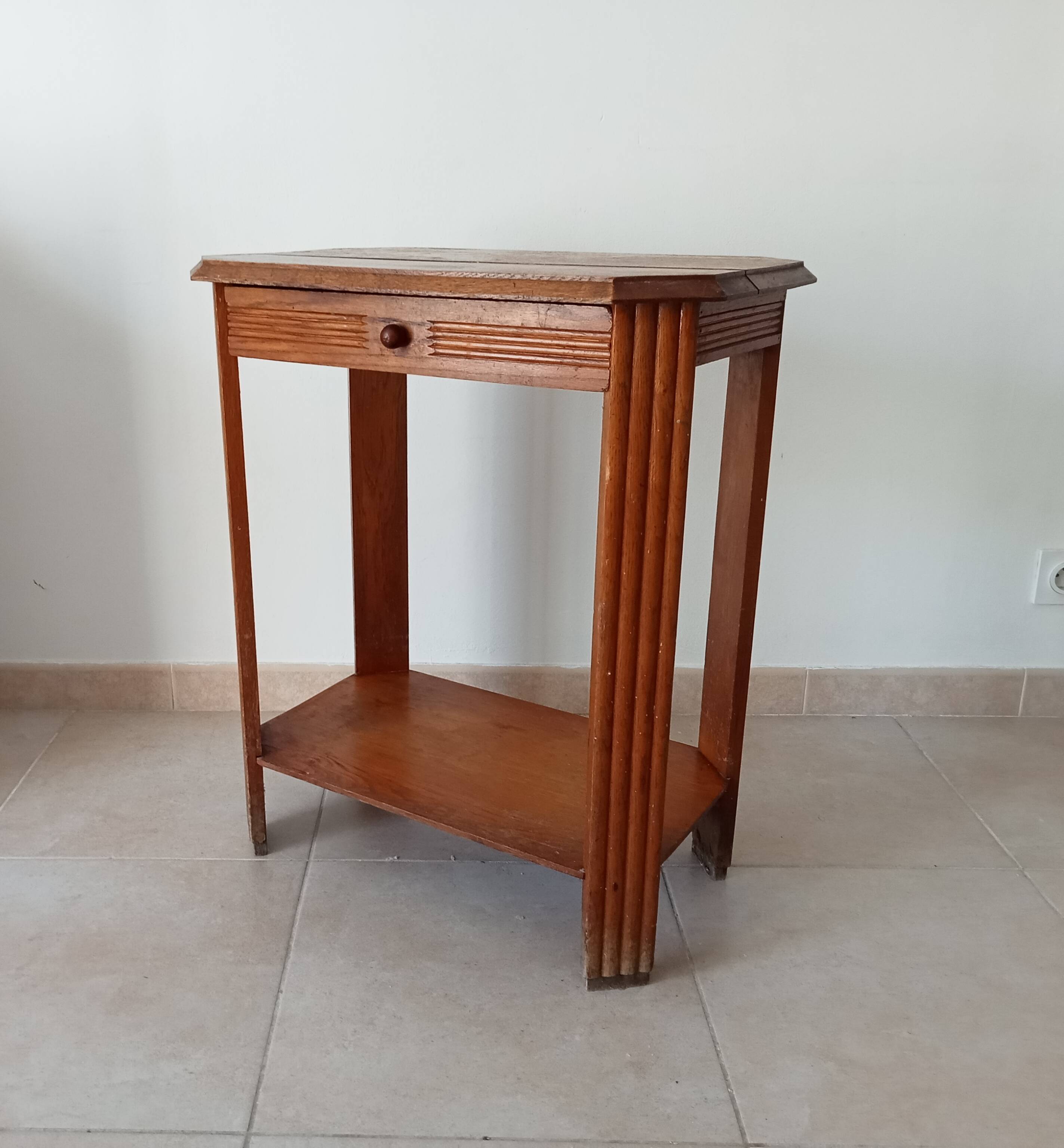 Art Deco side table from the 1940s in solid oak.