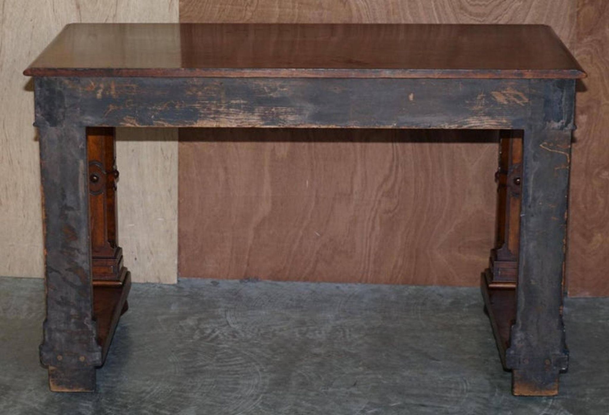 Table d'écriture Renaissance en noyer flamé style Pugin, vers 1850