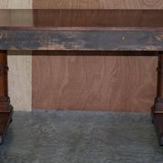 Table d'écriture Renaissance en noyer flamé style Pugin, vers 1850