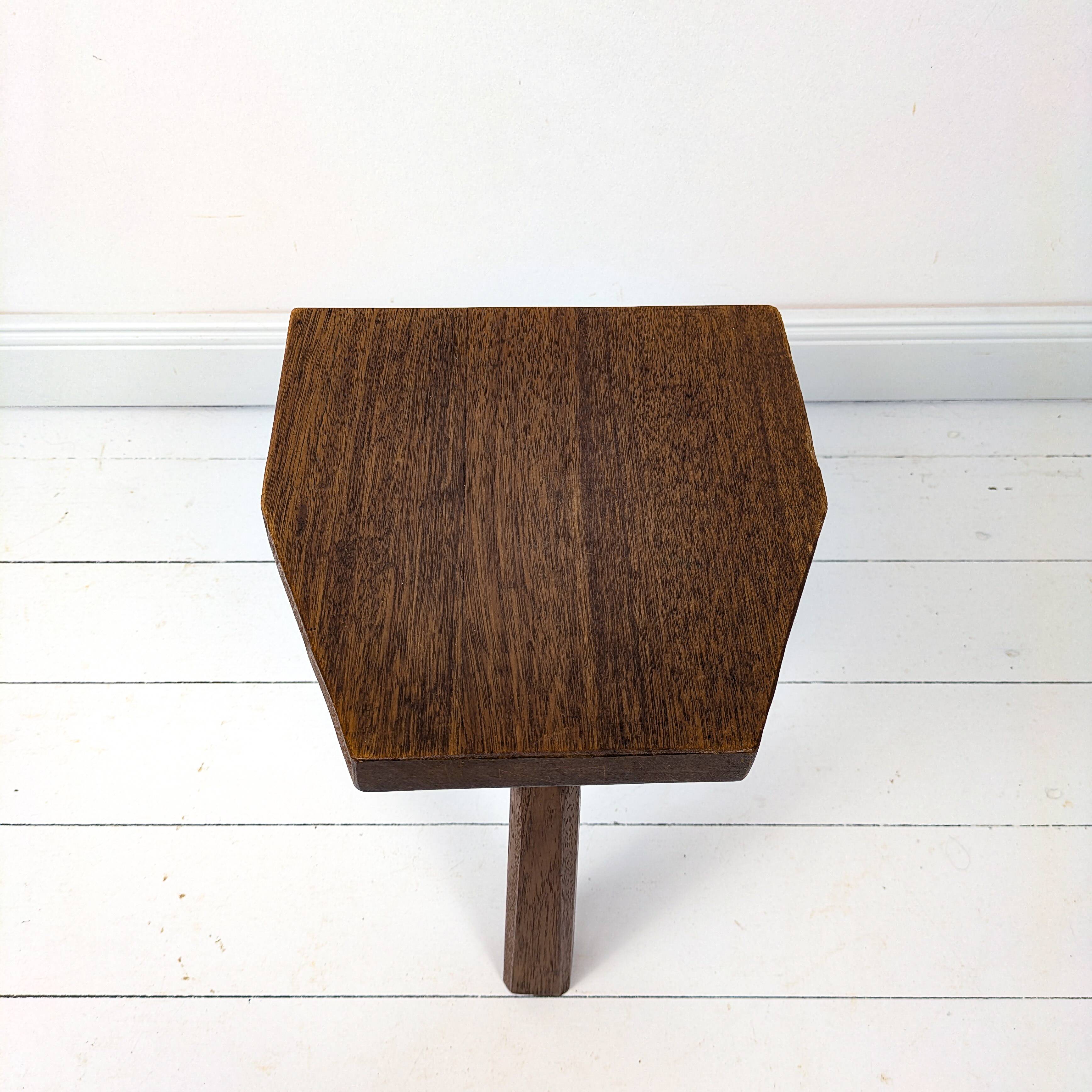 Mid Century Table d'appoint Pouf à fleurs Banque de fleurs Vintage Bois massif Table de chevet Table