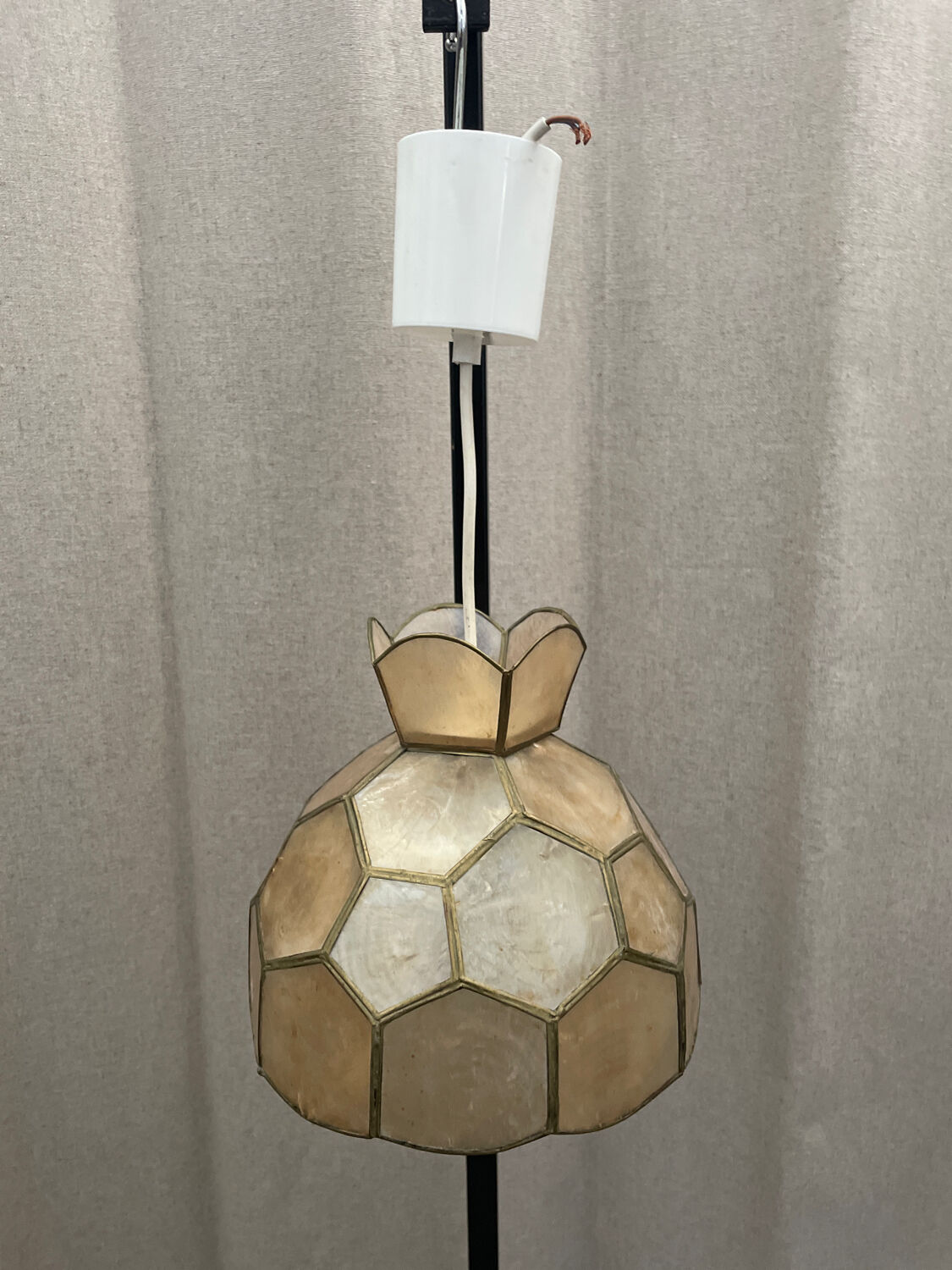 Vintage suspension in mother-of-pearl and brass