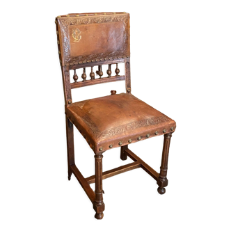 Chaise de bureau XIXe en noyer revêtu cuir décor monogrammé de style Louis XIII