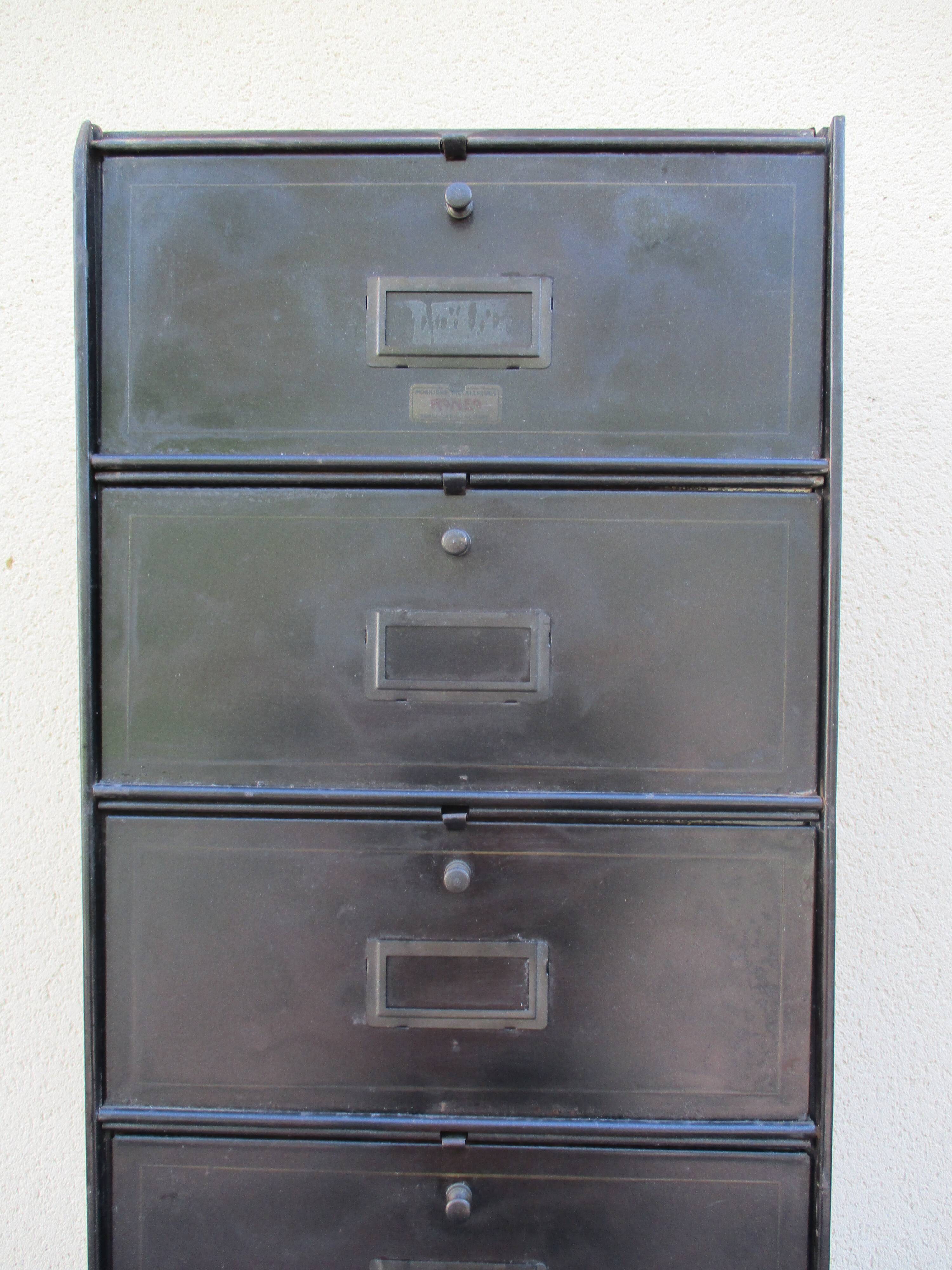 Industrial furniture a Roneo 9 lockers valves