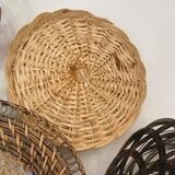 Wall composition of 6 baskets and trays in natural wicker and black.