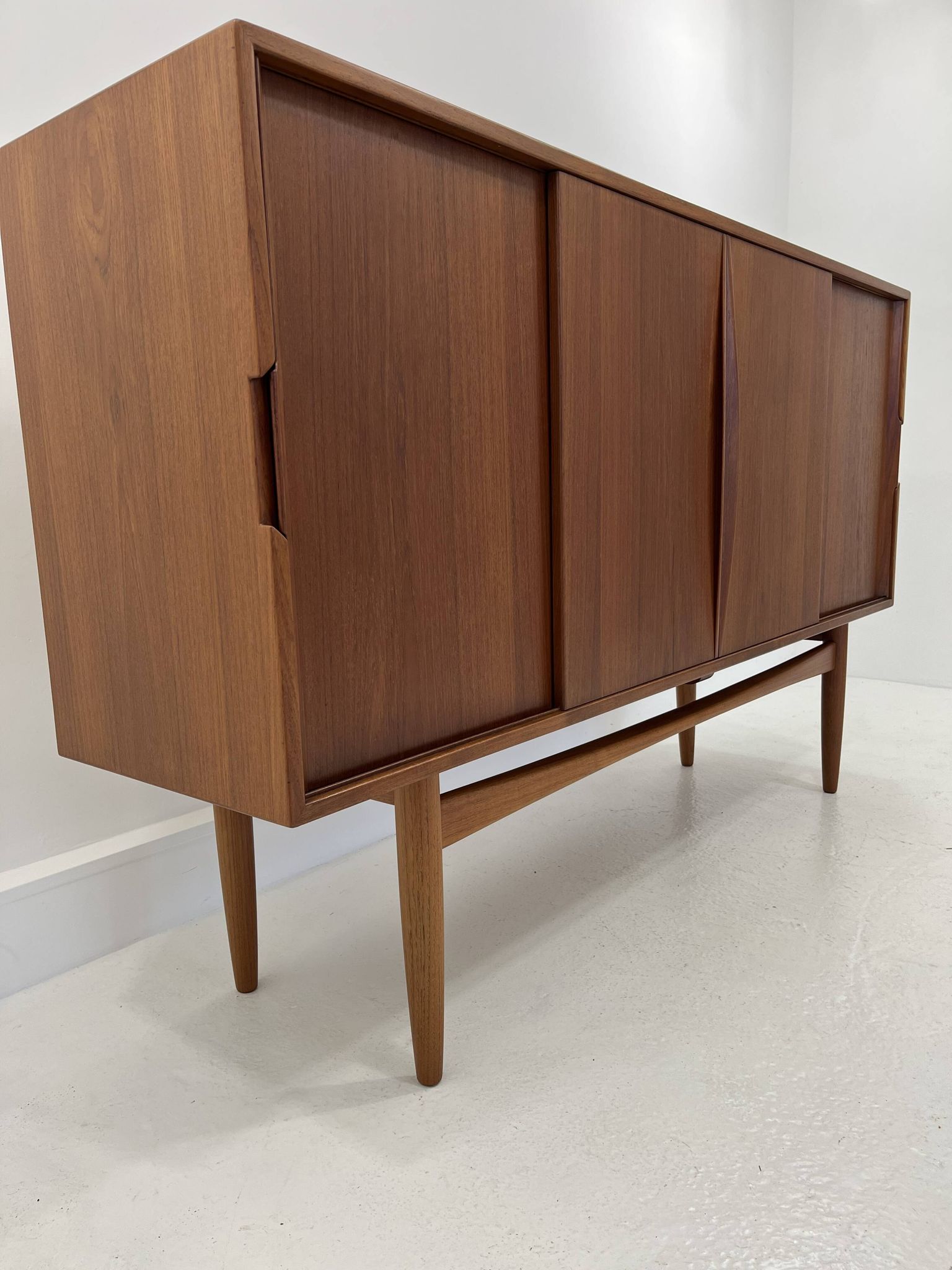 Buffet en teck avec portes coulissantes, 1965
