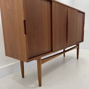 Buffet en teck avec portes coulissantes, 1965