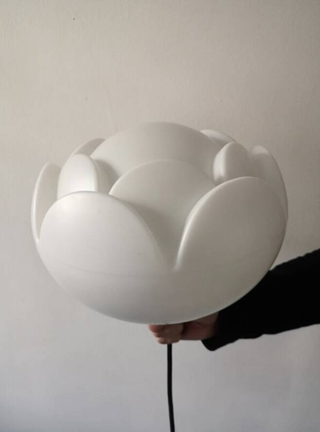 Suspension en verre opalin stylisé (fleur) De peill & Putzler, design 1970