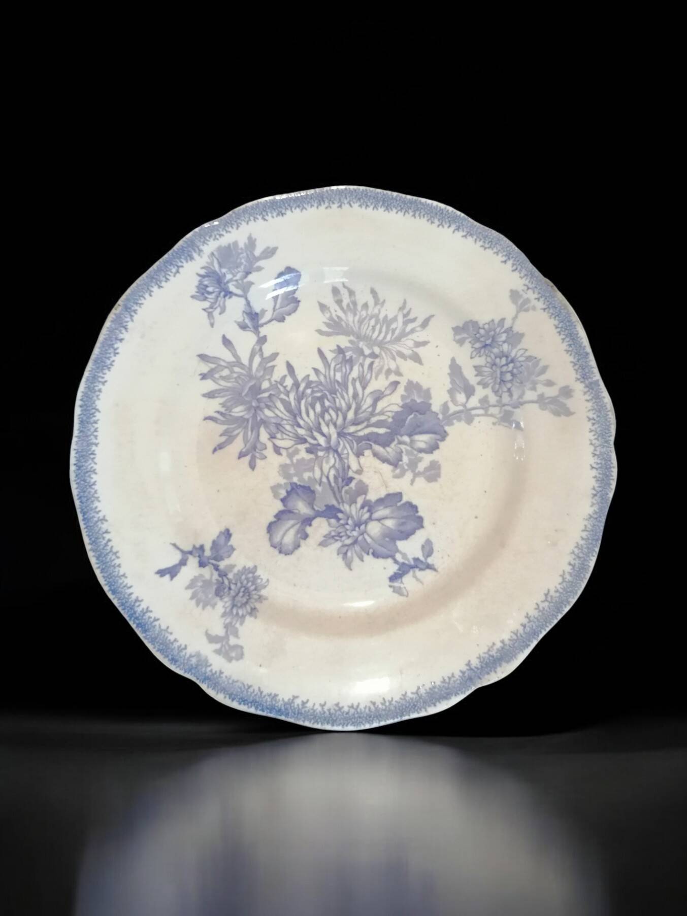Part of a 25-piece Sarreguemines earthenware dinner service - Purple floral decoration