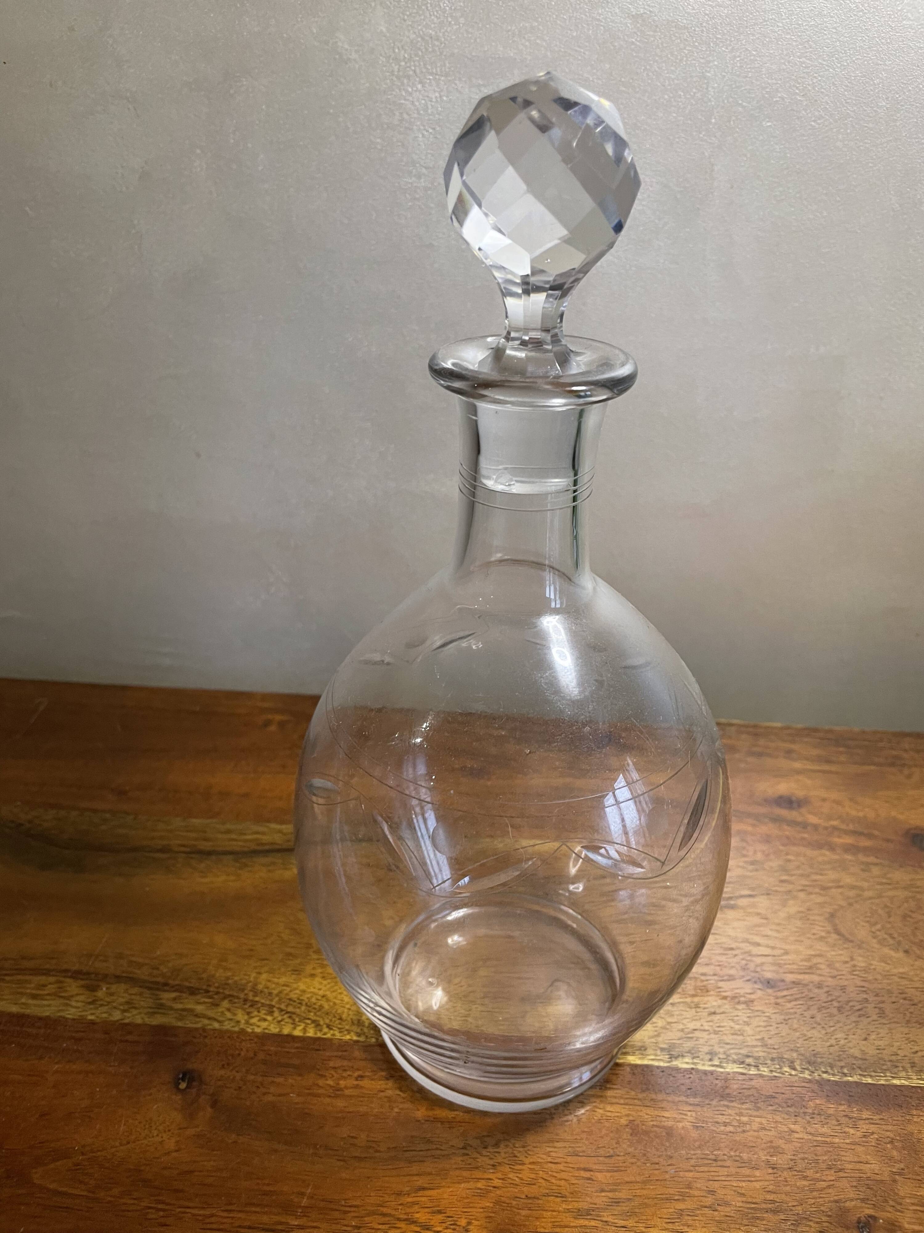 Carafe engraved faceted cap