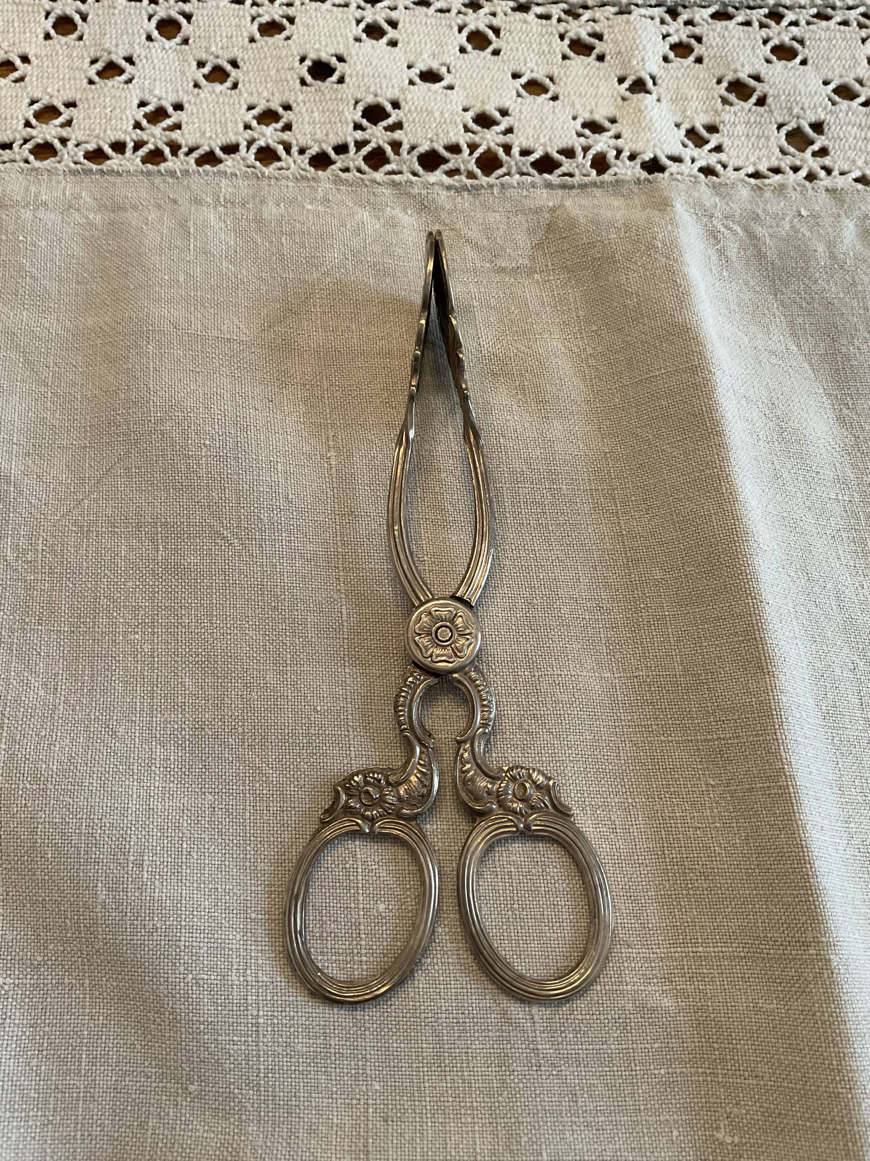 Sugar tongs or sweets in silver metal