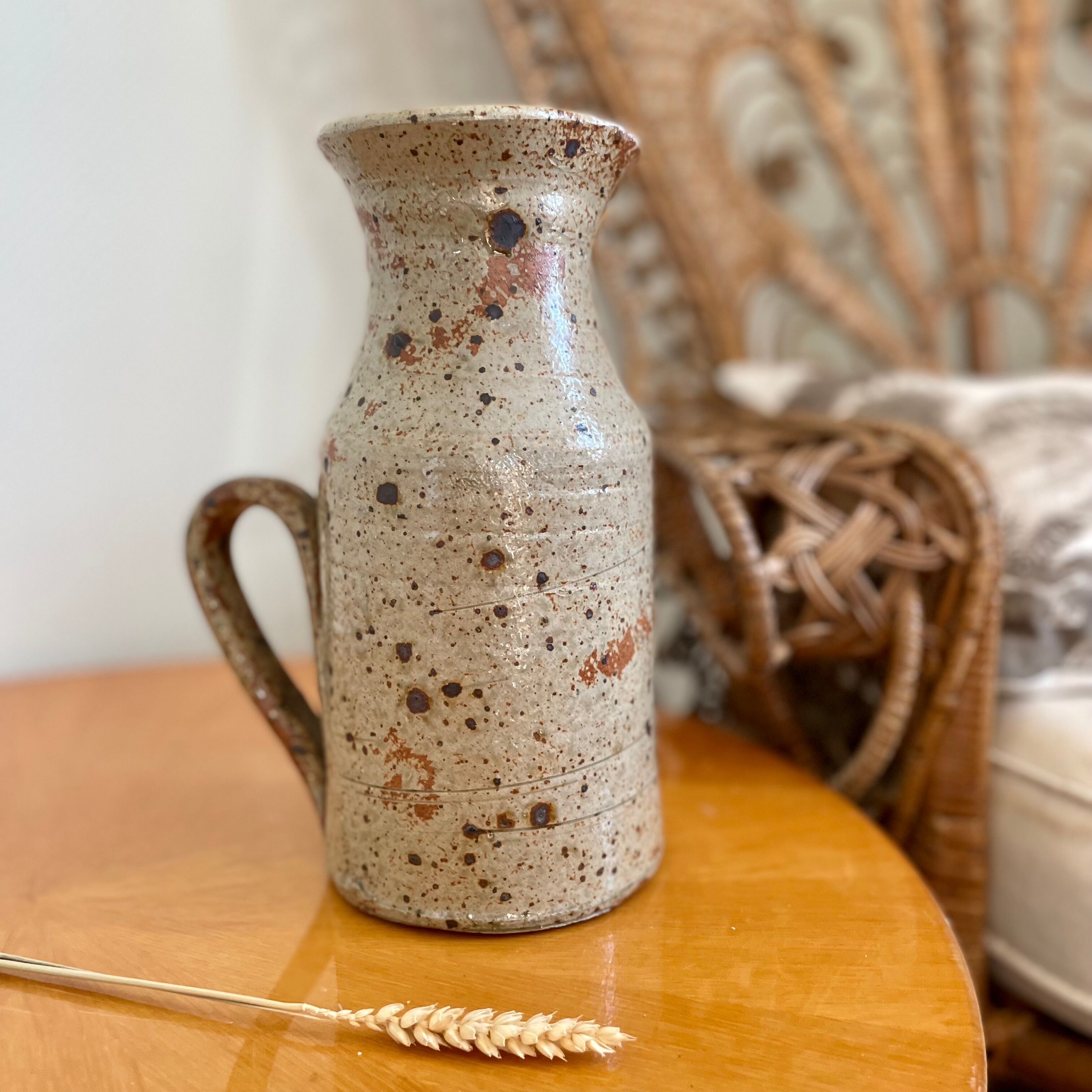 Pichet vase en grès moucheté