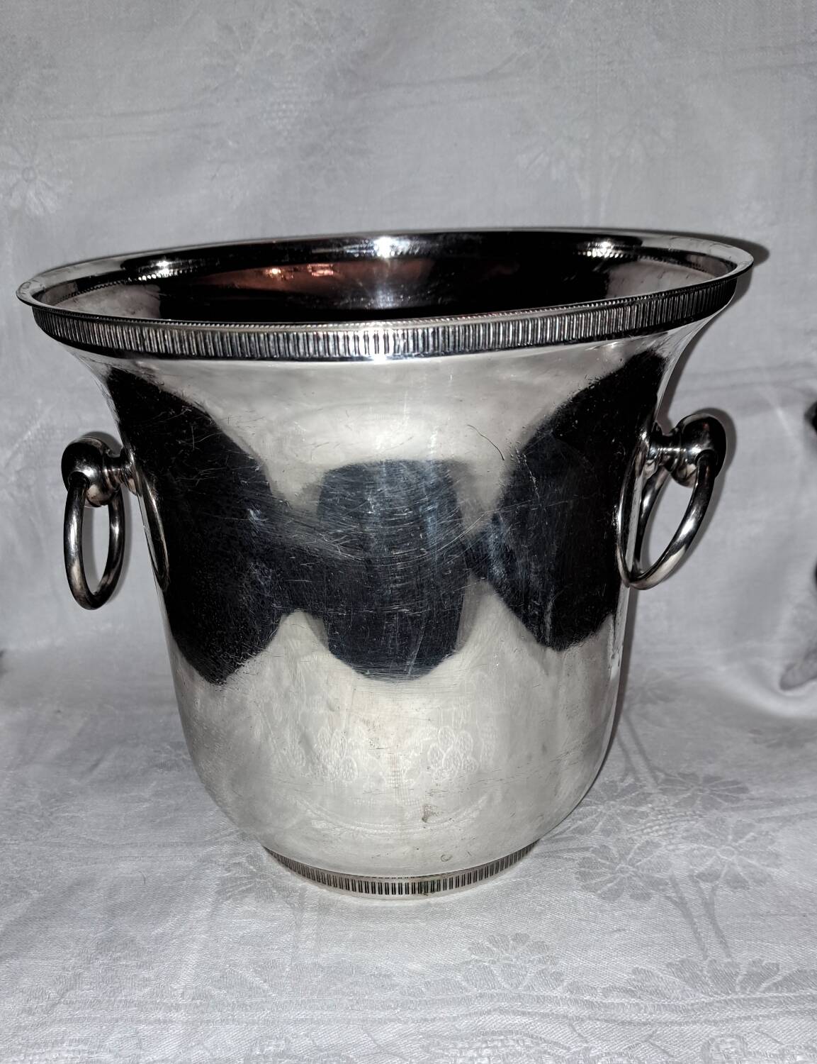 Apladur champagne bucket in silver metal.