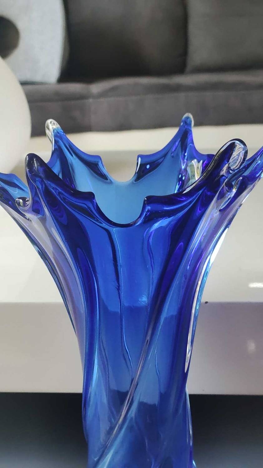 Large murano vase in blown art glass, cobalt blue. star shape. dim 30 x 22 cm