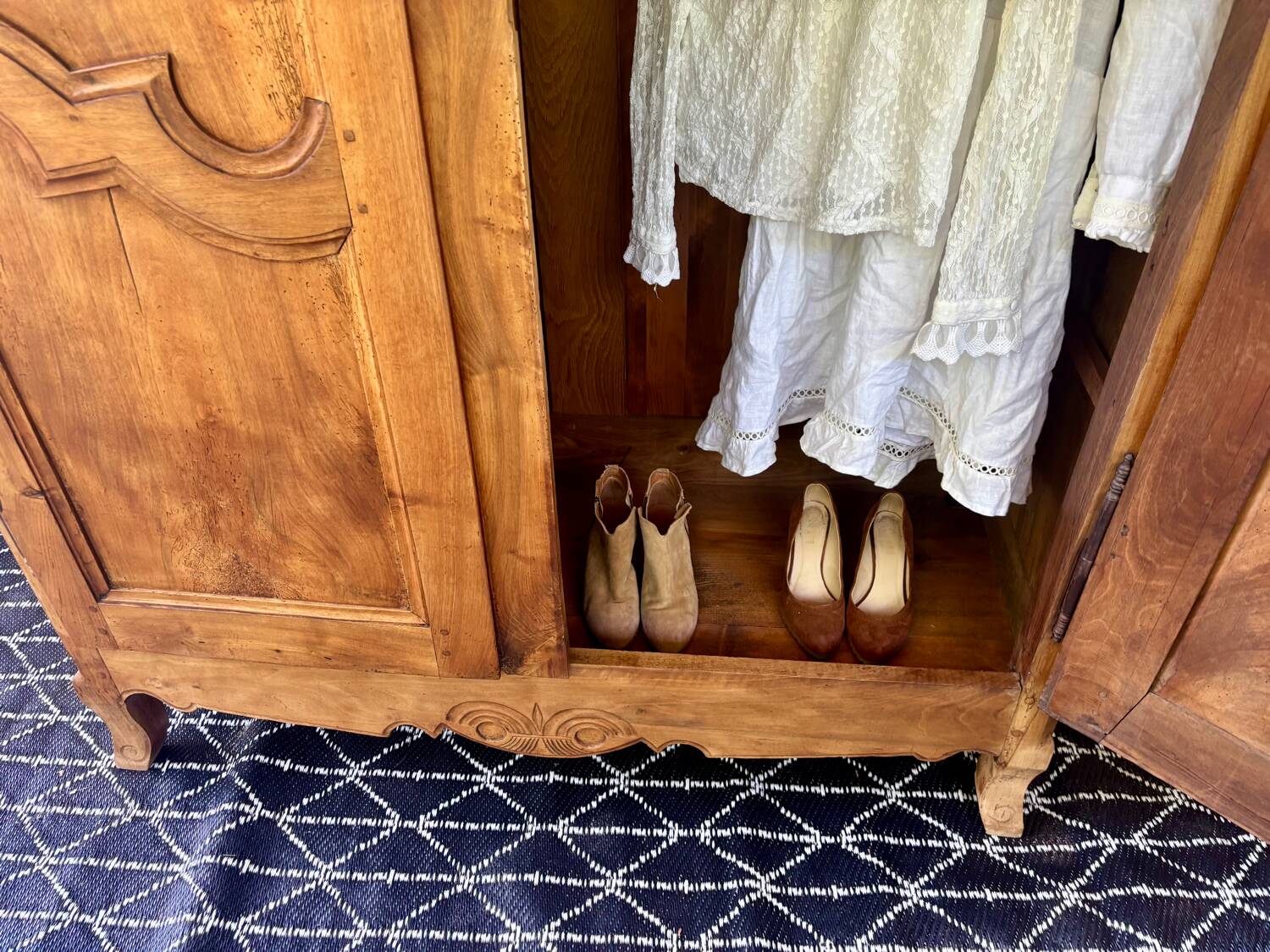 Armoire ancienne française en noyer massif – style Louis XV, fin XIXe siècle