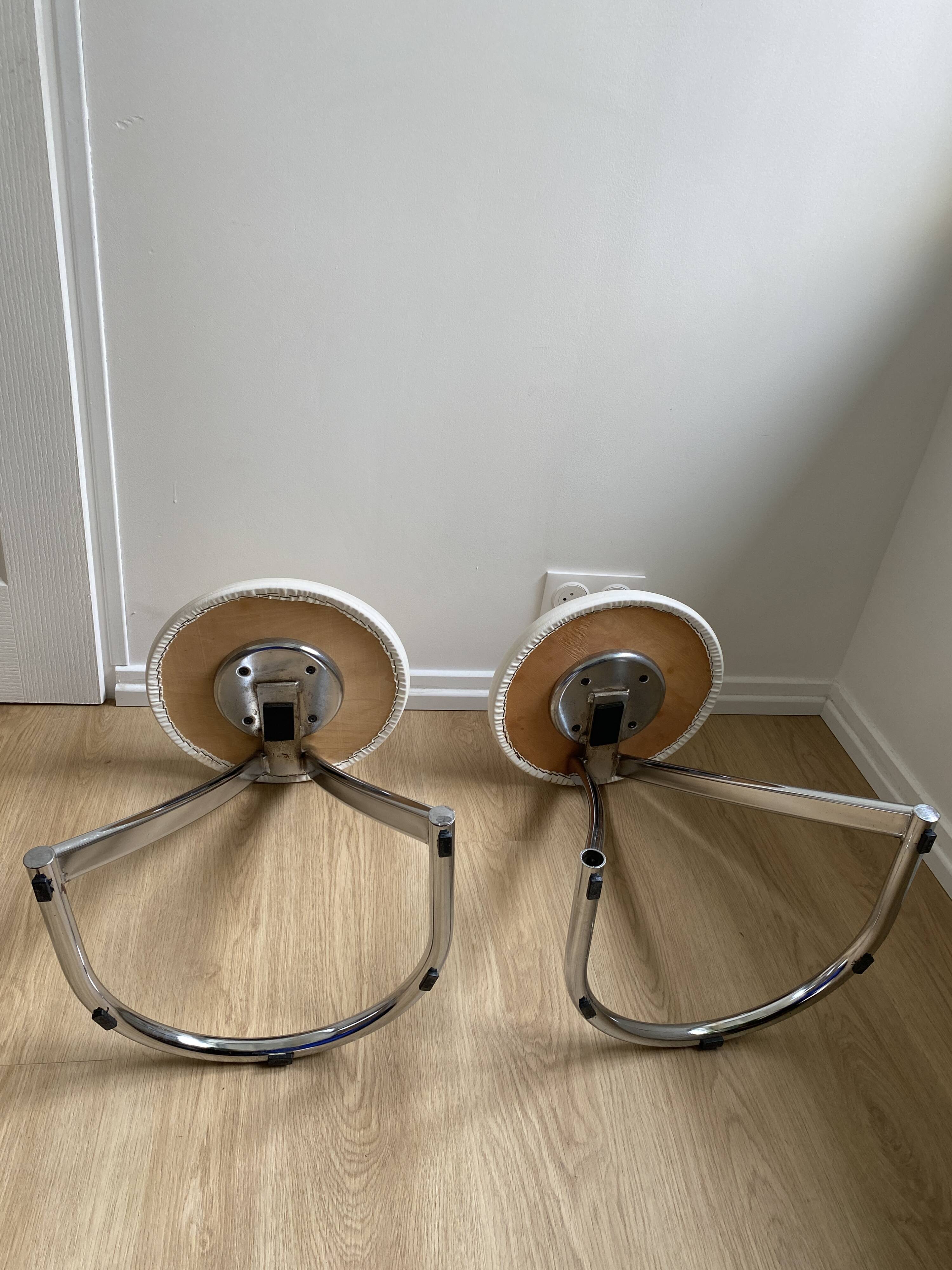 Pair of vintage Z low stools with chrome metal base and white skai seat. H: 49 cm 80s