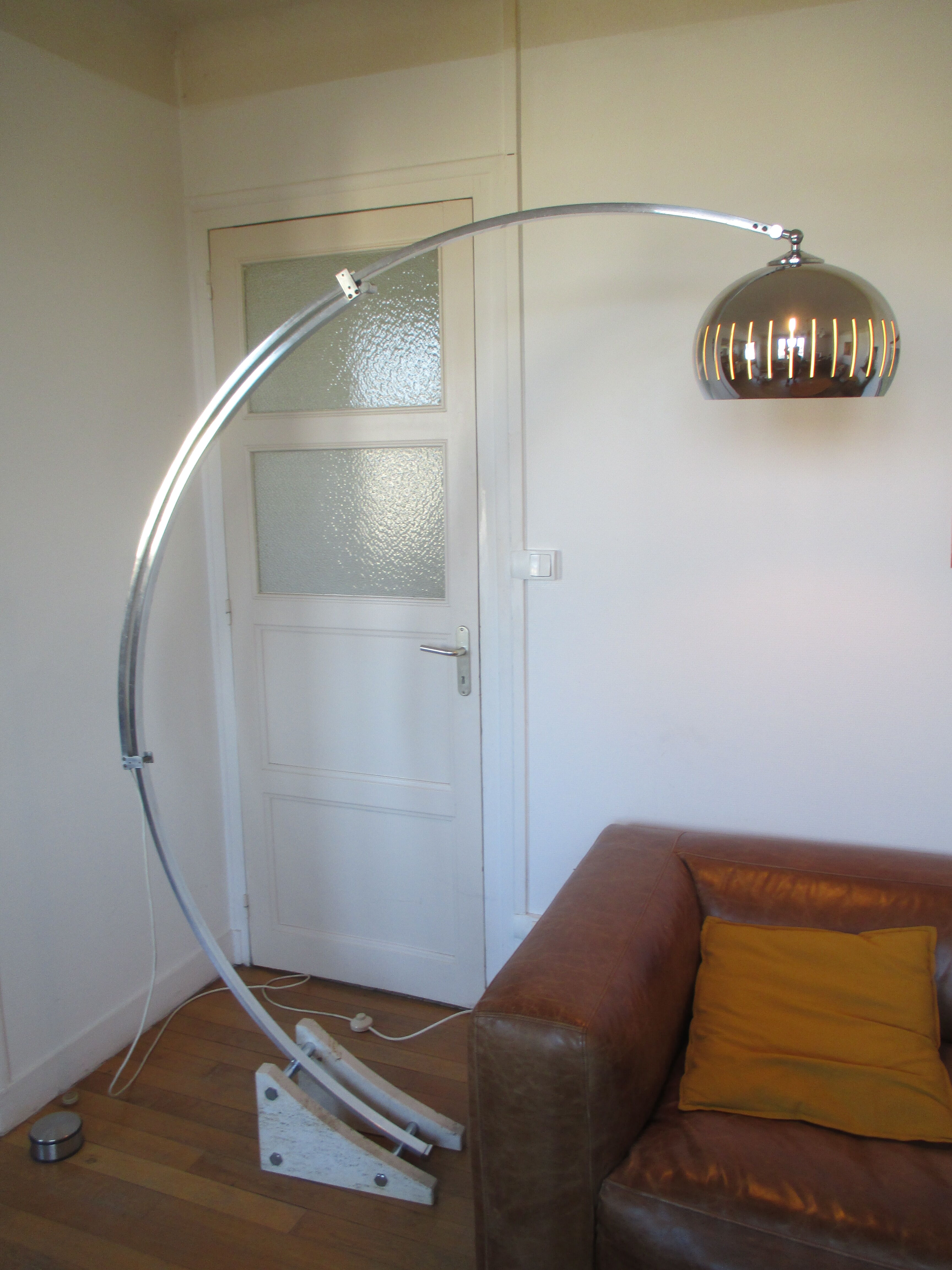 Lampadaire arc Guzzini alu chrome travertin