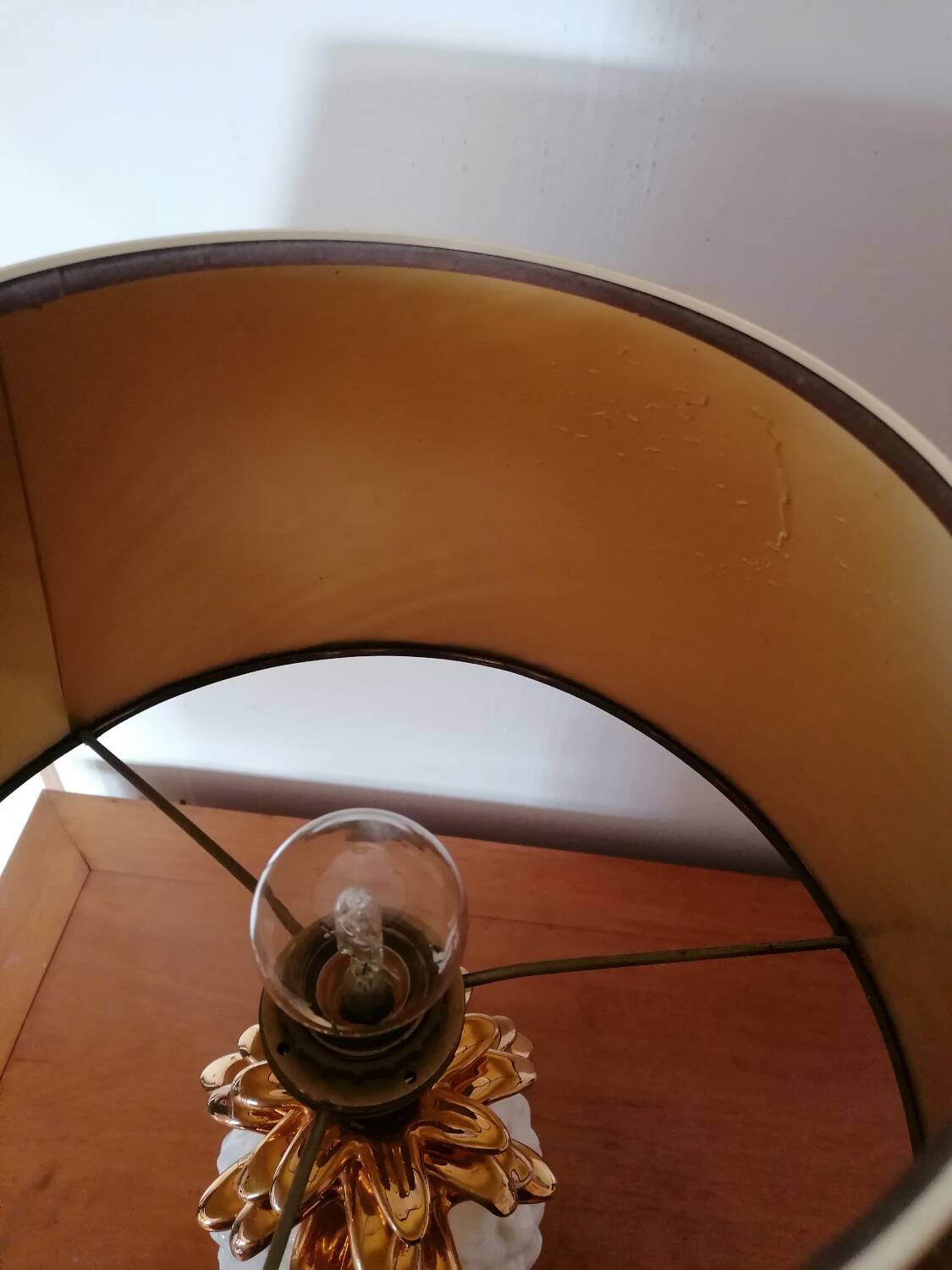 Vintage white and gold ceramic pineapple lamp