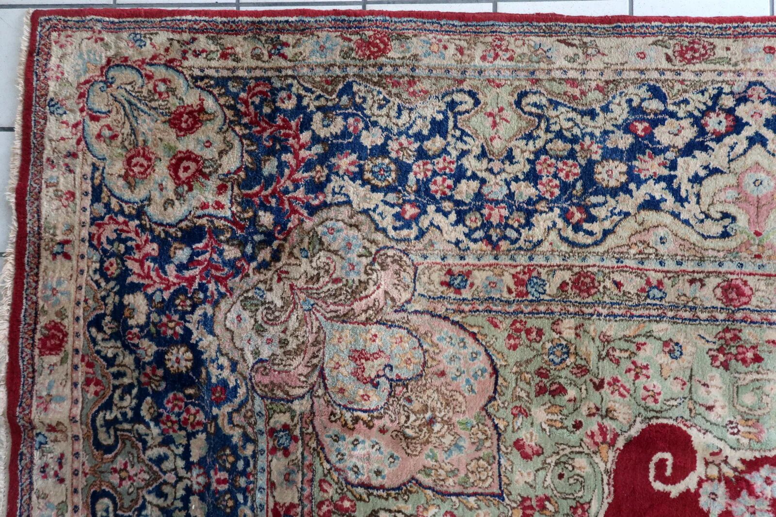 Antique 1920s Persian Kerman rug, floral medallion, red field, 273cm x 362cm