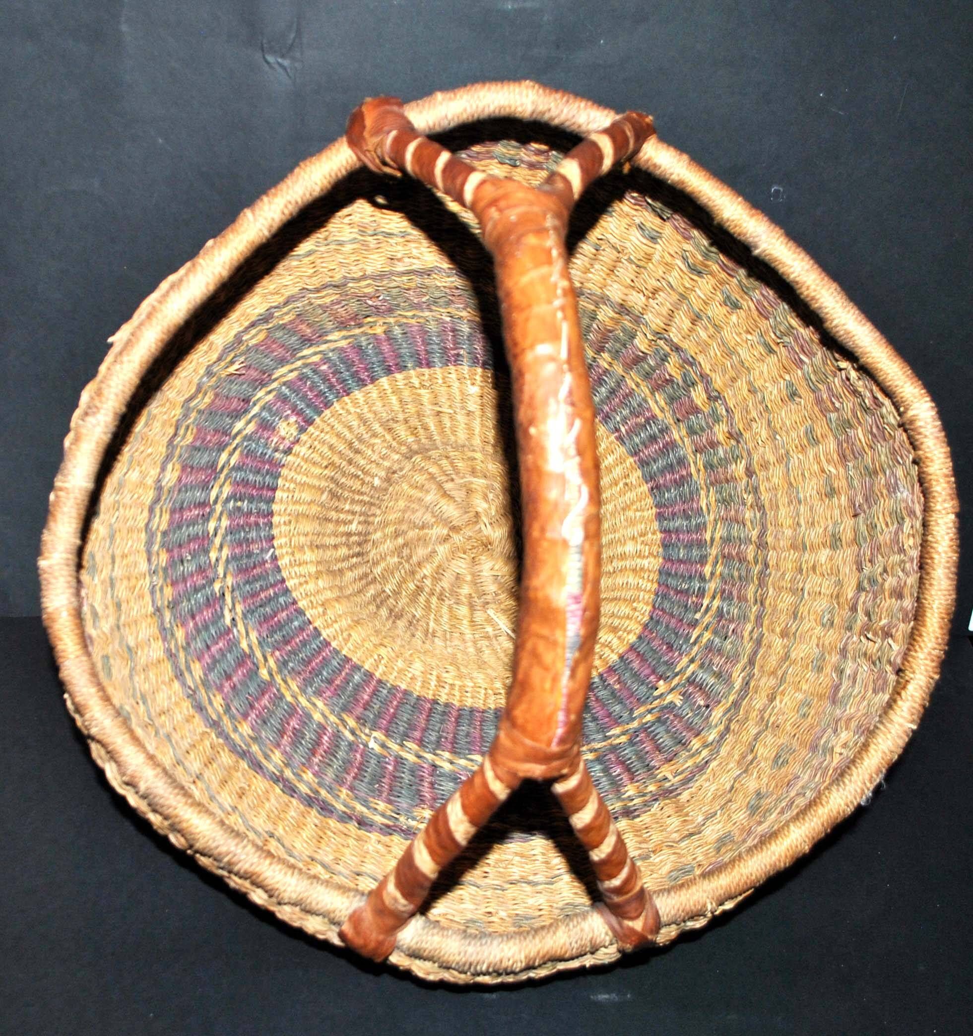 Vintage round basket in woven straw and leather - ethnic decorative ball basket