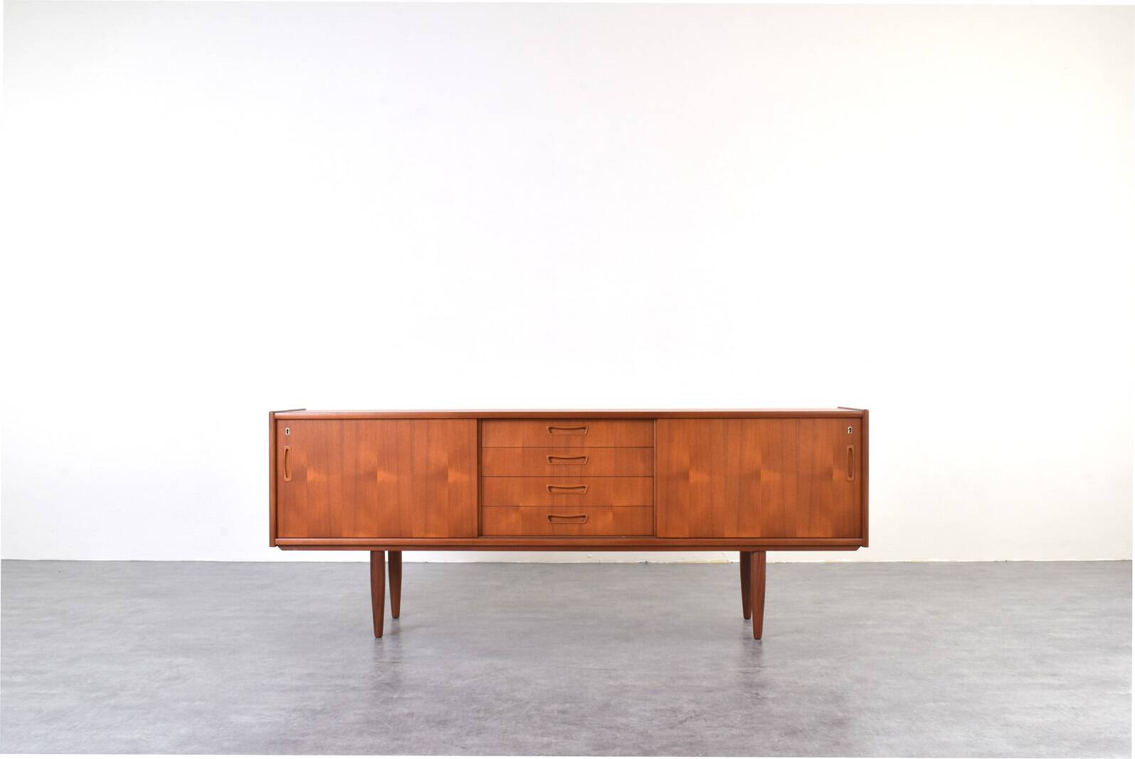 Buffet en teck danois du milieu du siècle, années 1960.