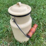 Pot à lait ancien en tôle émaillée
