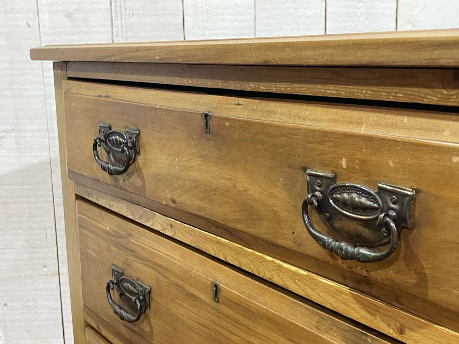 Commode anglaise en noyer du début XXème