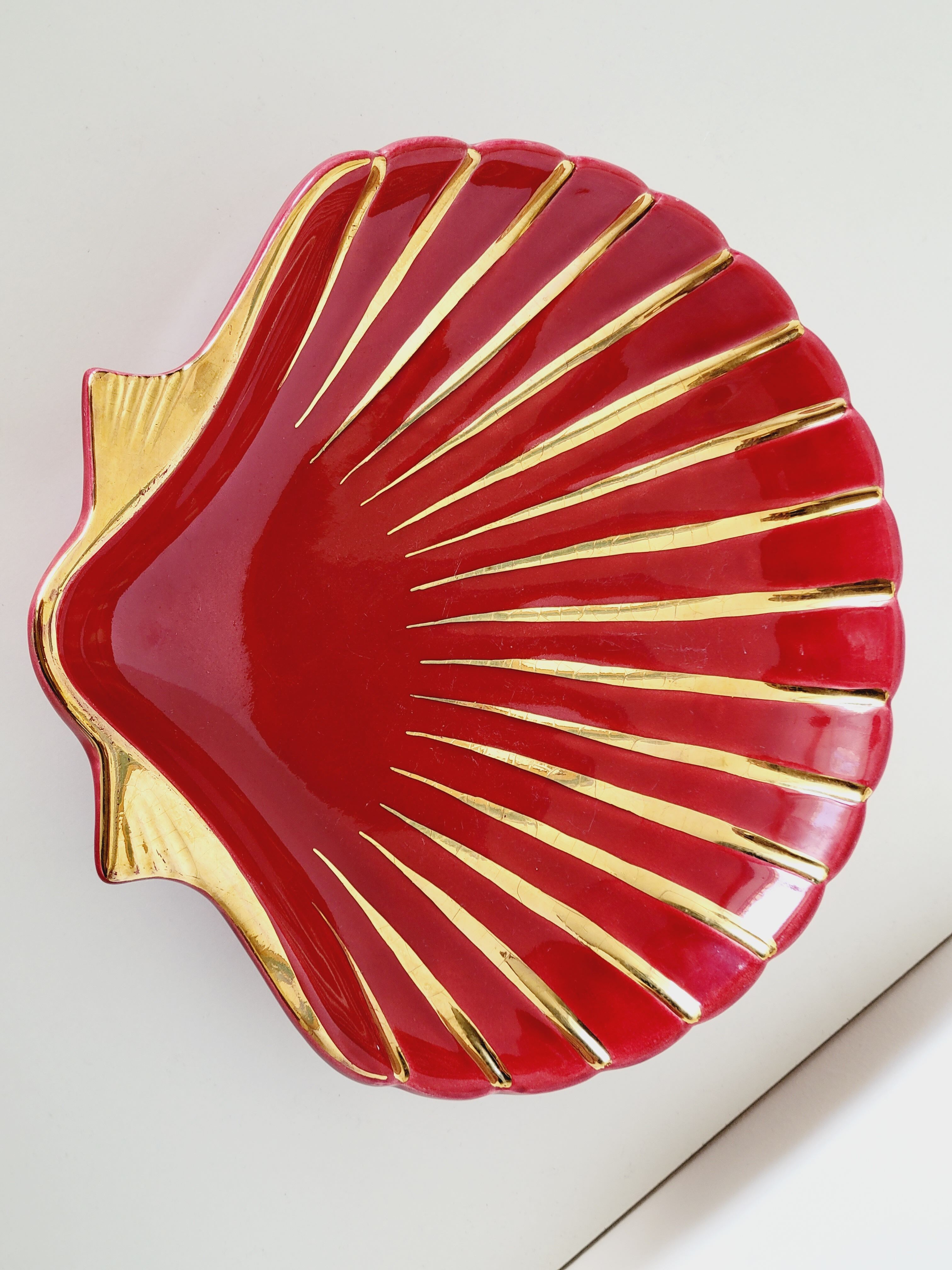 Proceram Aubagne service in red and gilded ceramic shell St Jacques 1950