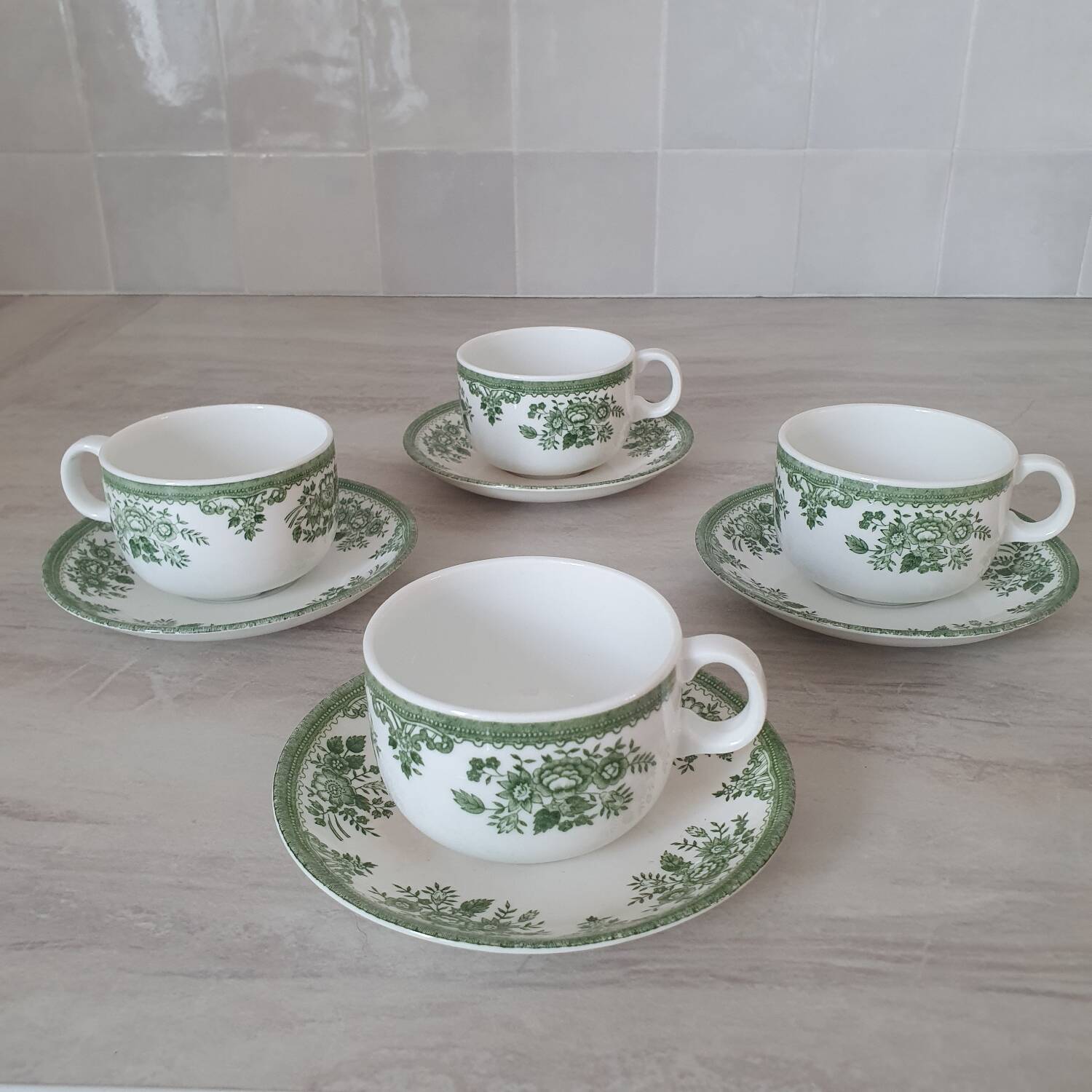 Tasses et sous-tasses en porcelaine Old Gustavberg, collection Fasan