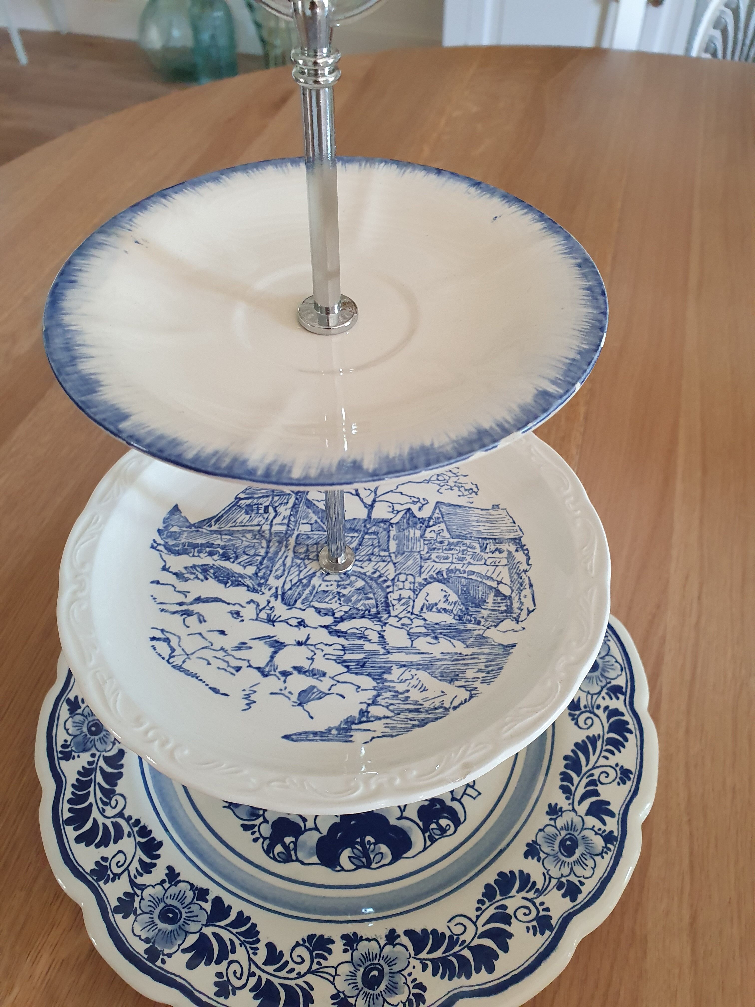 Servant - cake display, fruit, aperitif