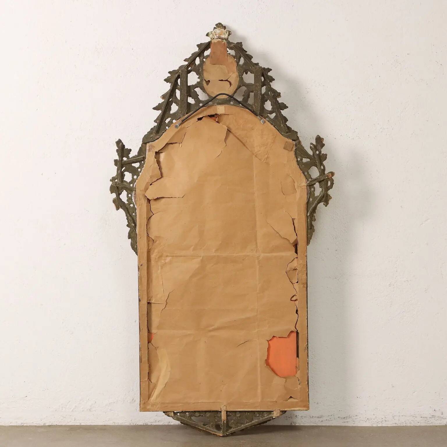 Neoclassical antique mirror in gilded wood, Italy, 18th century.