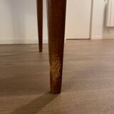 Round dining table