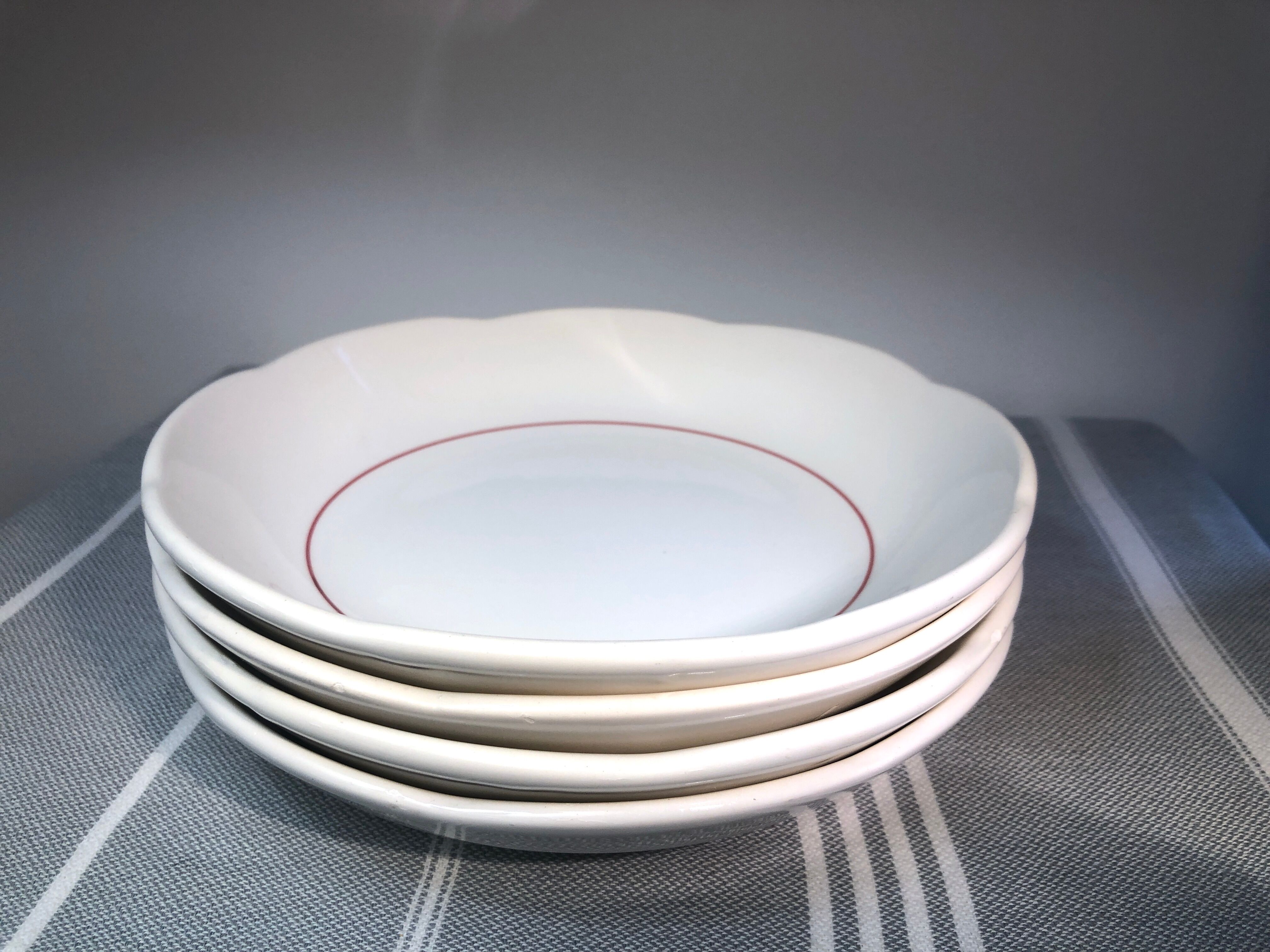 Hollow plates and vintage dessert Cream Raspberry Line