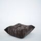 Ensemble de chaise et pouf Togo en velours côtelé marron.