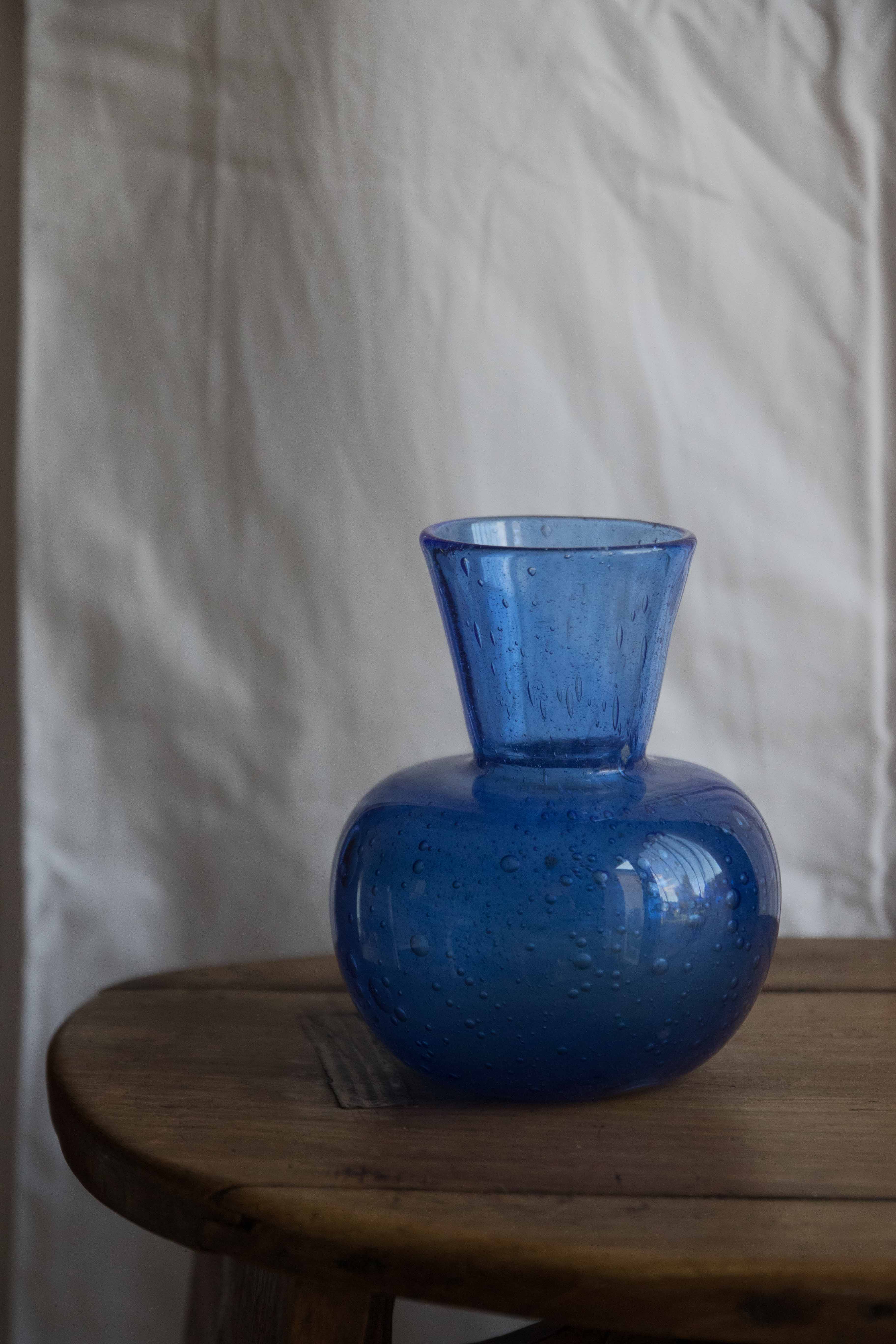 Vase bleu bullé en verre soufflé