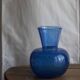 Vase bleu bullé en verre soufflé
