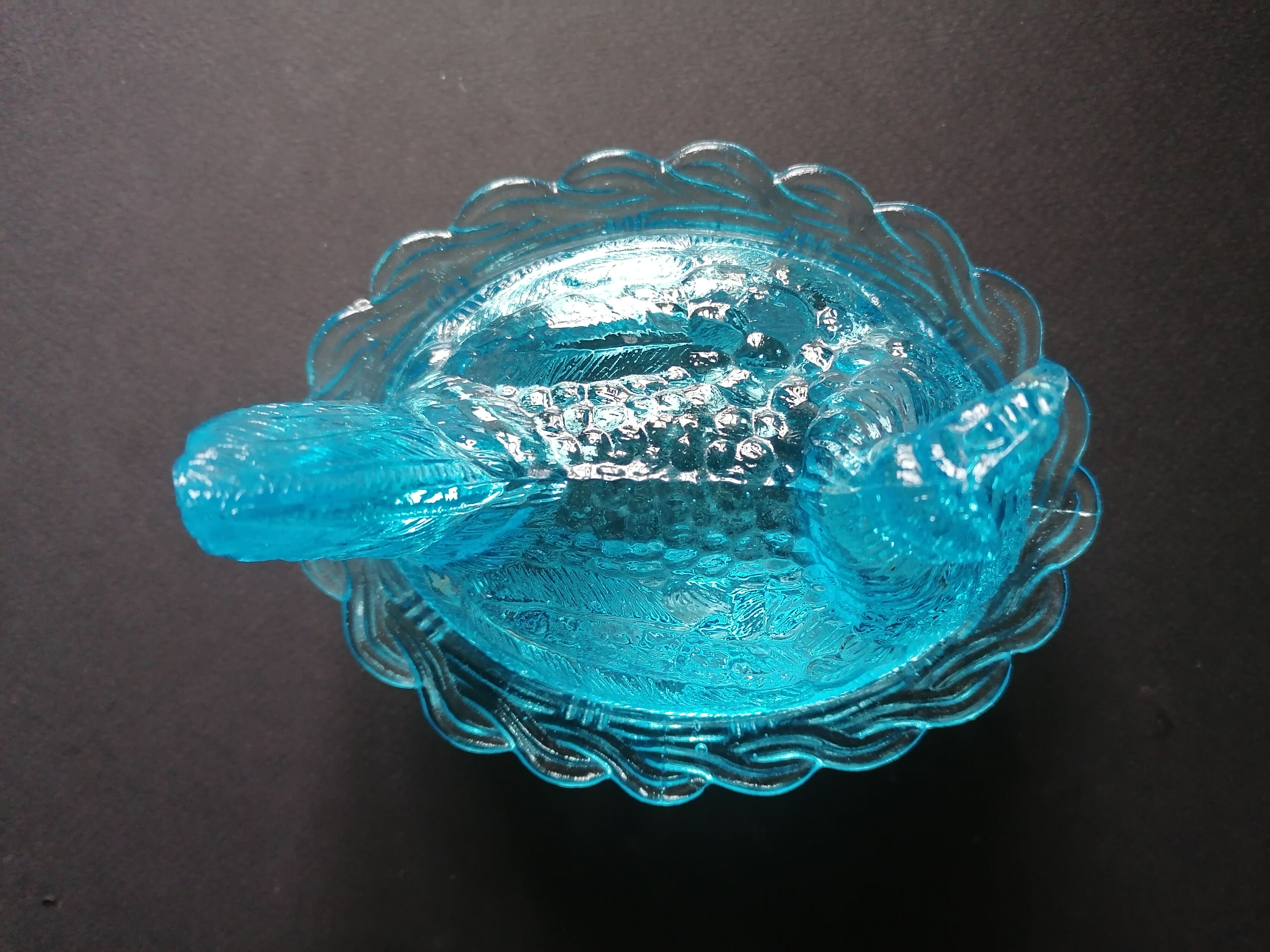 Poule en verre bleu