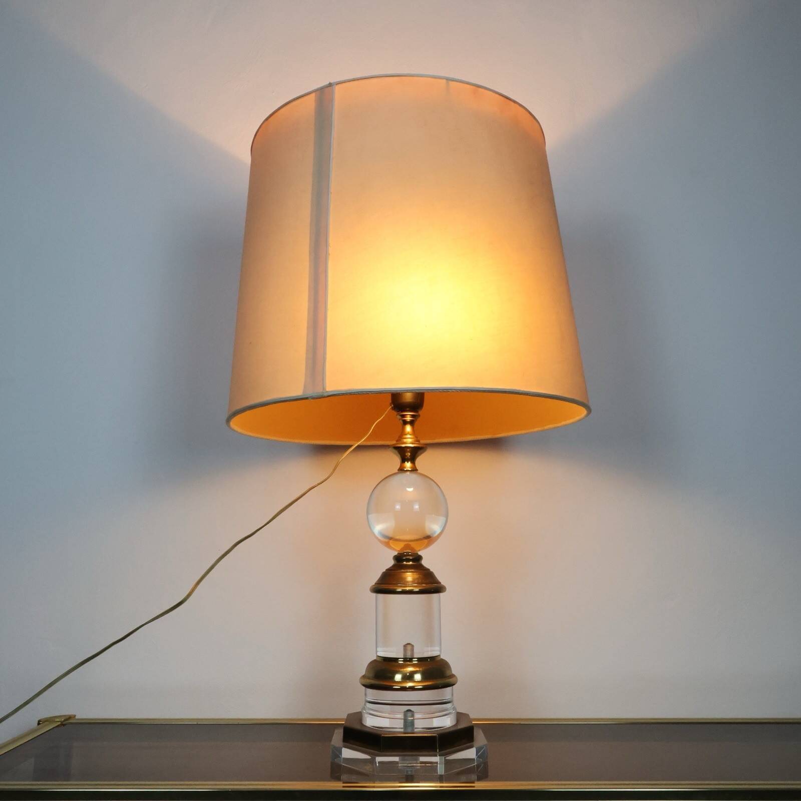 Hollywood Regency lamp in acrylic and brass 1970s design modernariato