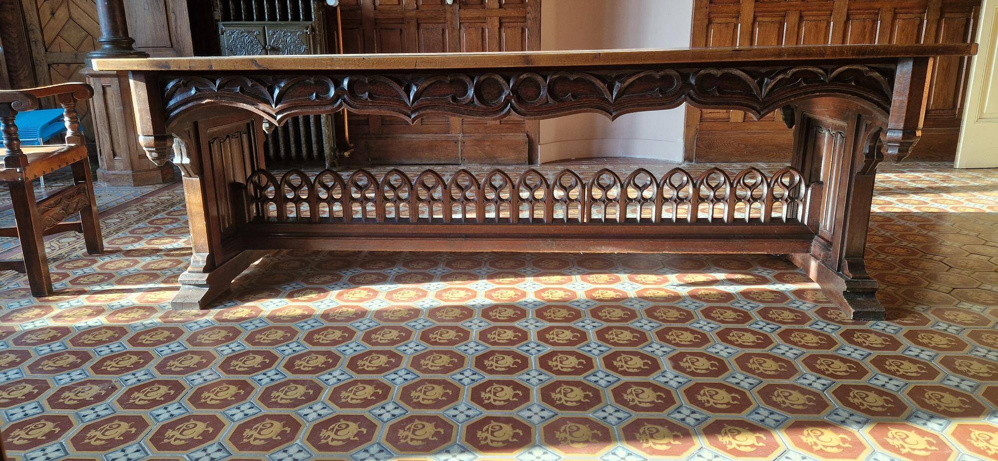 Très grande table en bois sculptée