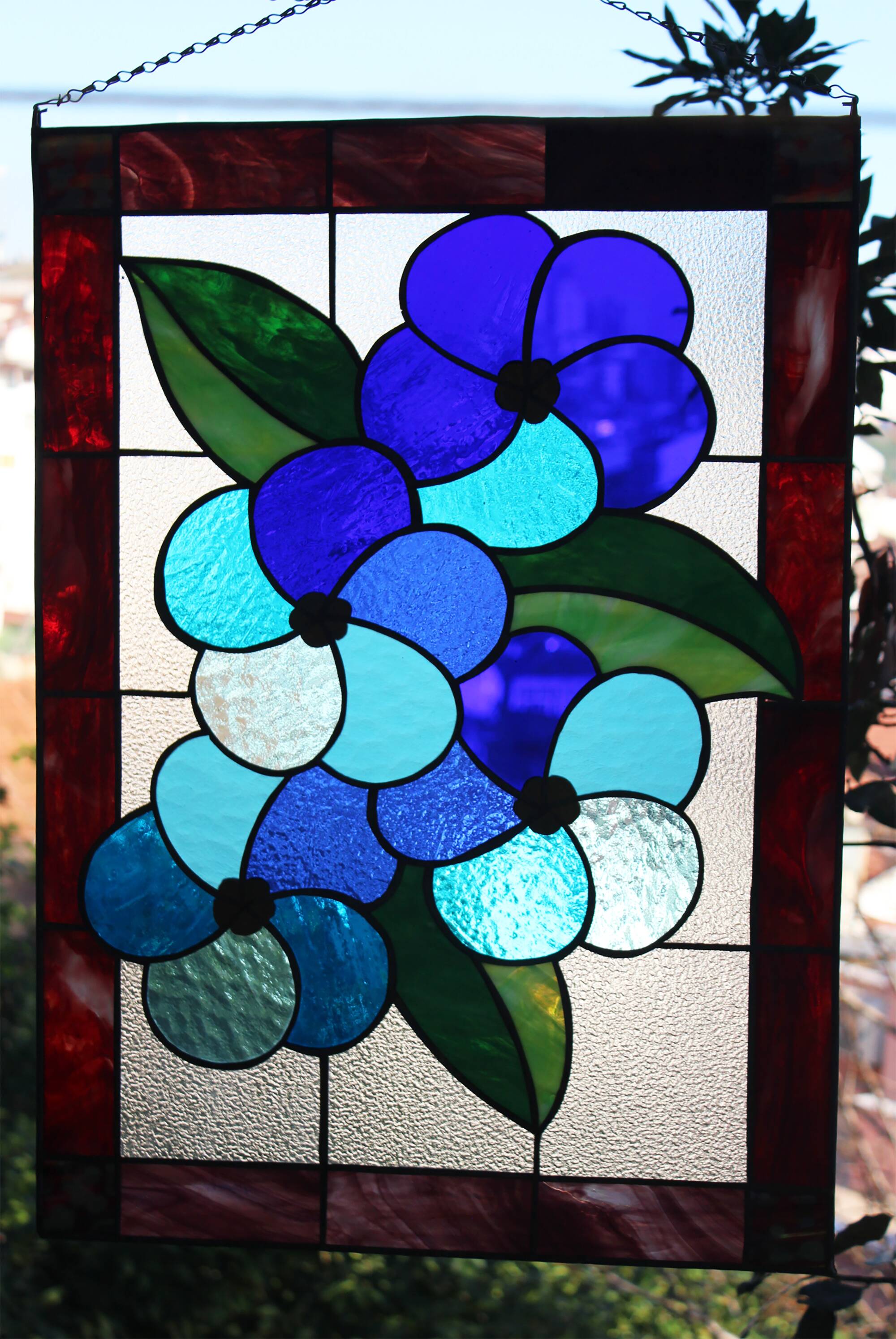 Panneau Vitrail Artisanal à Motif Floral – Verre Coloré, Technique Tiffany