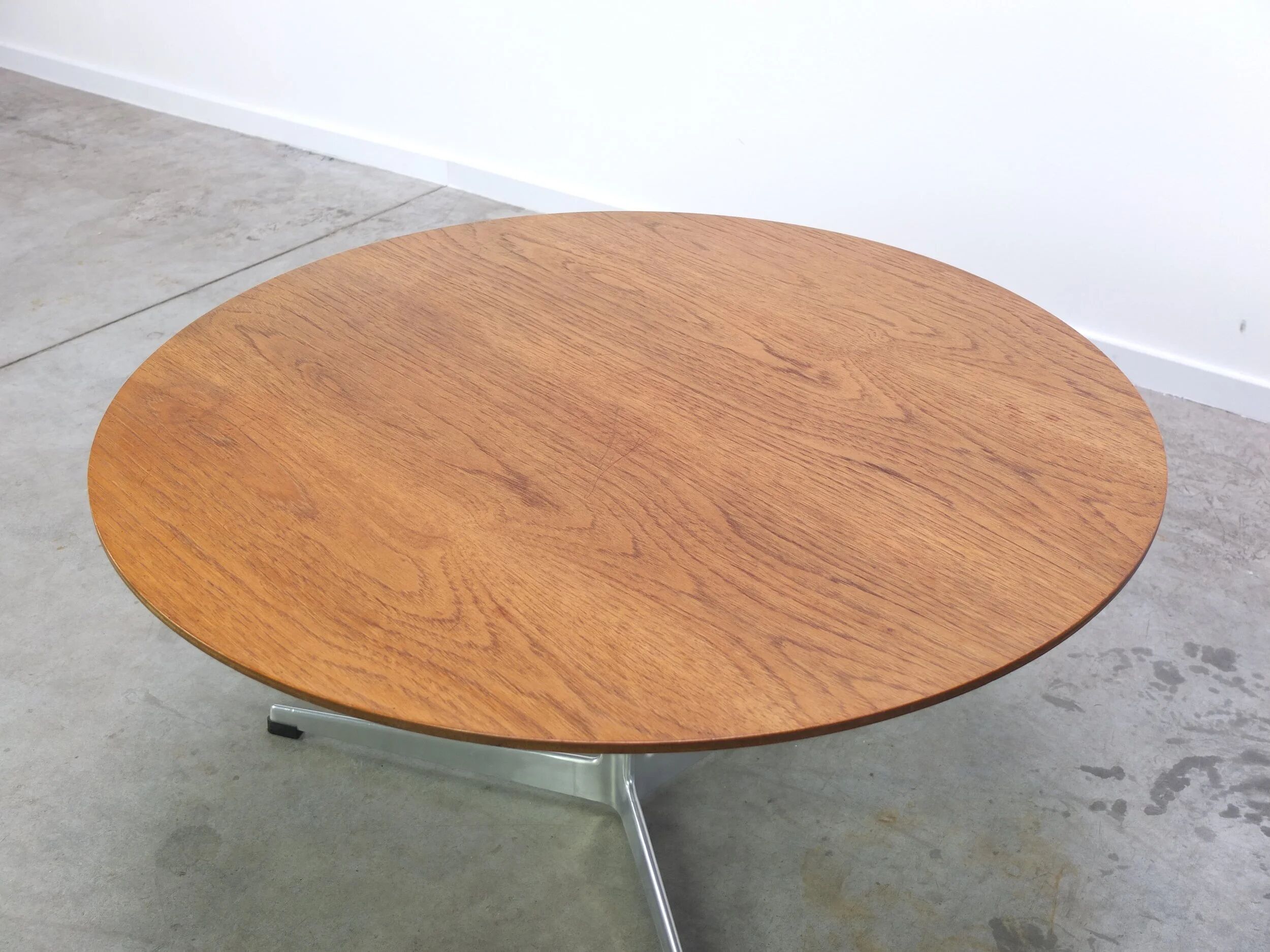 Circular coffee table in oak by Arne Jacobsen for Fritz Hansen, 1960s