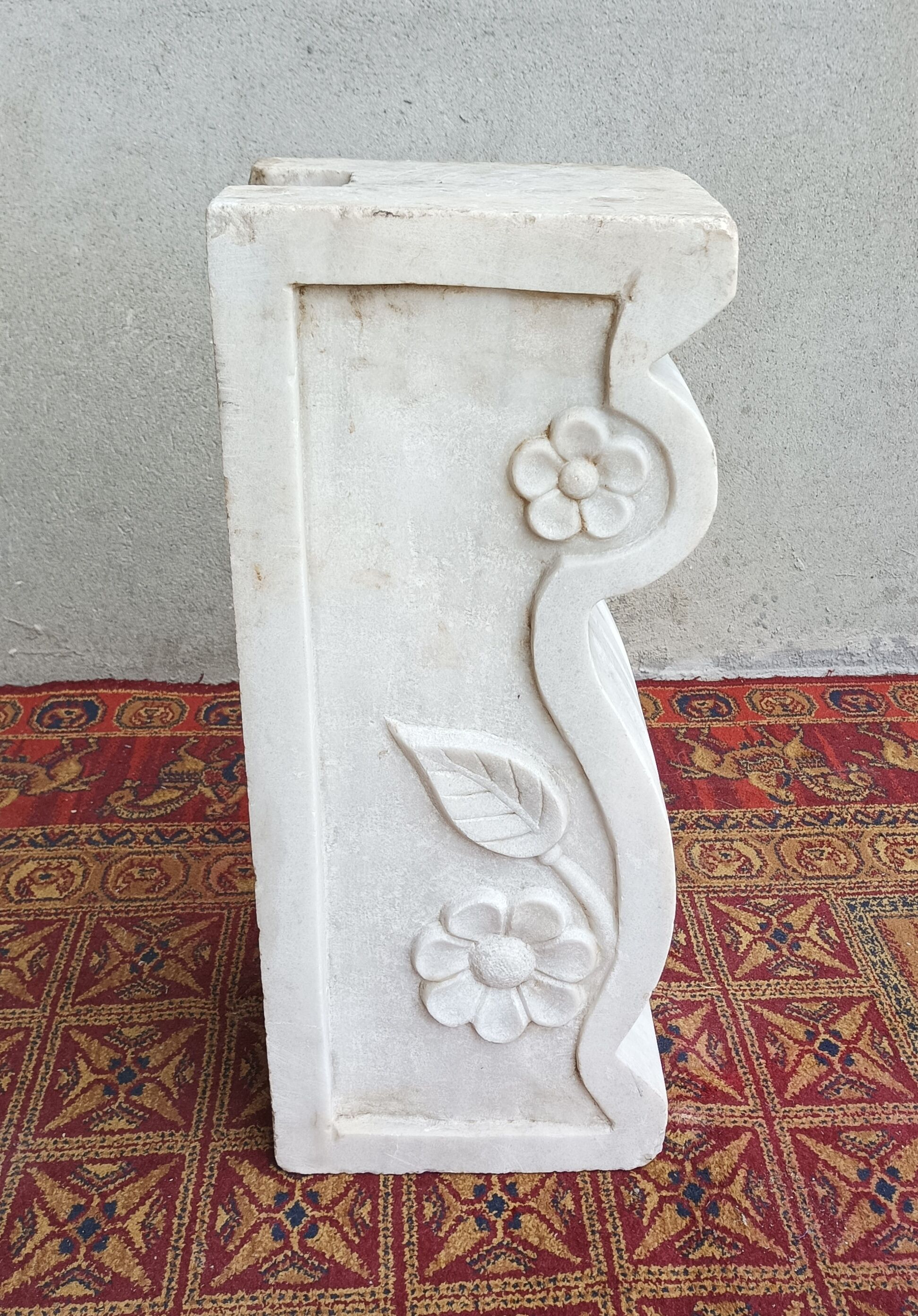 Sculpted Carrara marble stool column