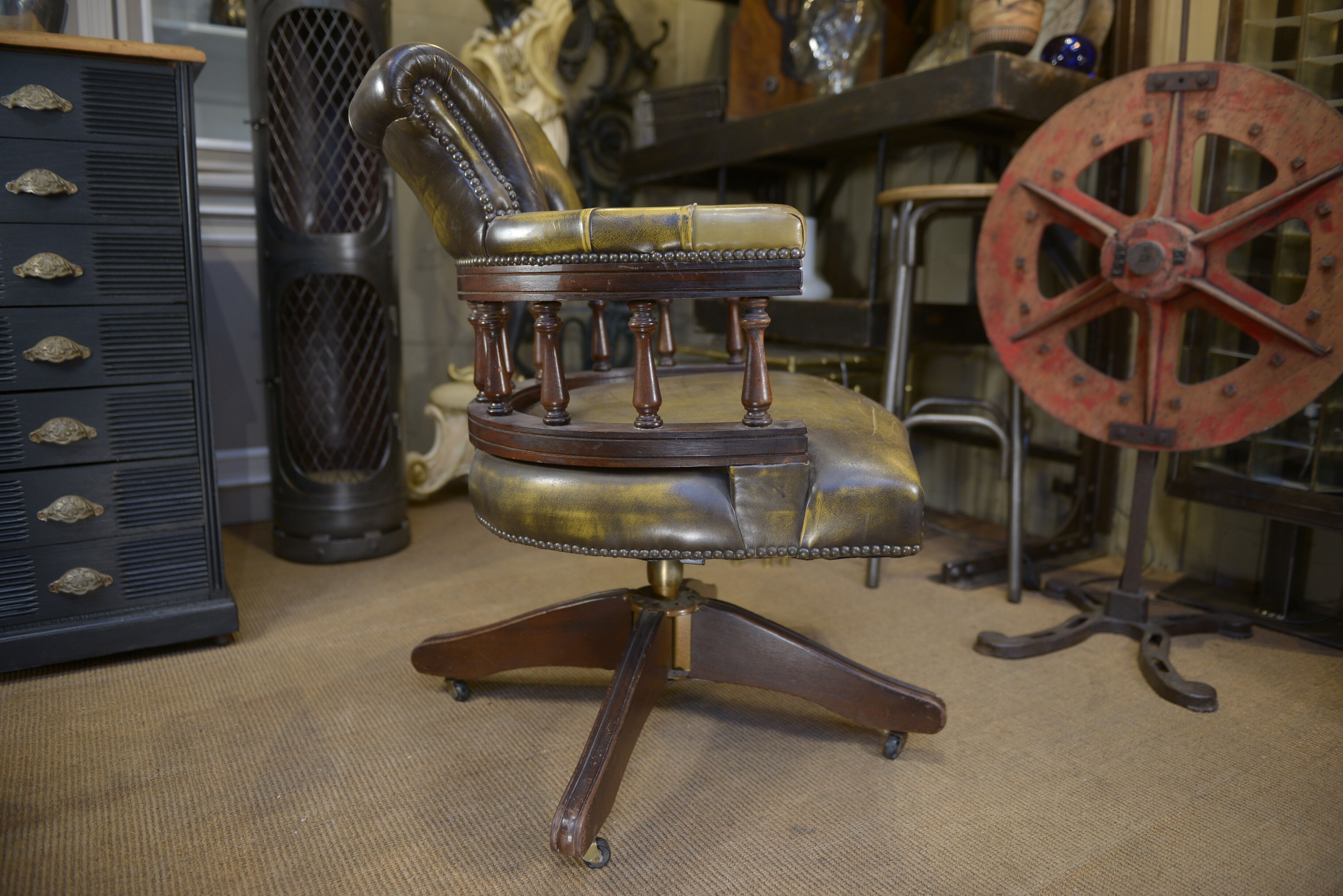 Fauteuil de bureau tournant en acajou et cuir capitonné , des années 1960