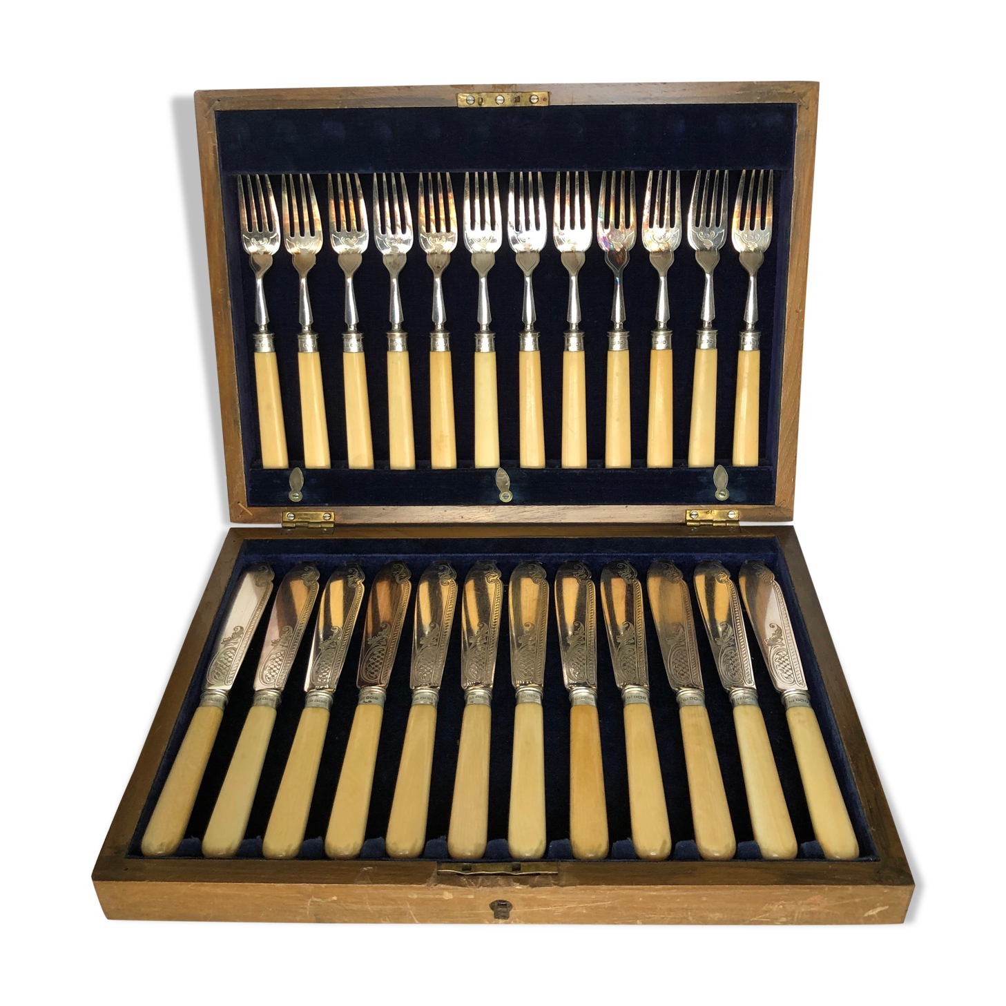 Fish cutlery service