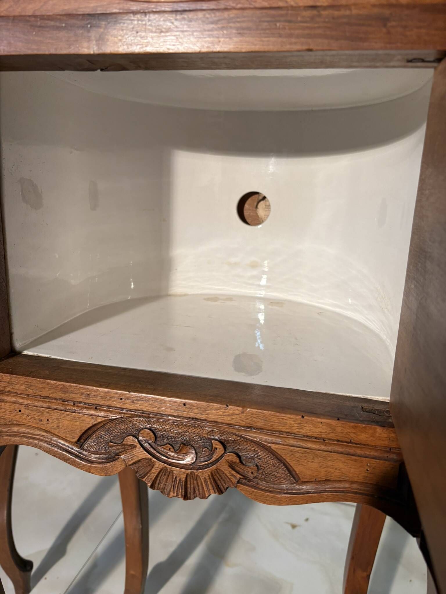Pair of antique bedside tables with marble top and ceramic niche