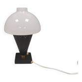 Petite lampe de table élégante avec perforations et abat-jour en verre opale blanc laiteux