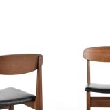 Ensemble de 4 chaises en teck et similicuir du milieu du siècle.